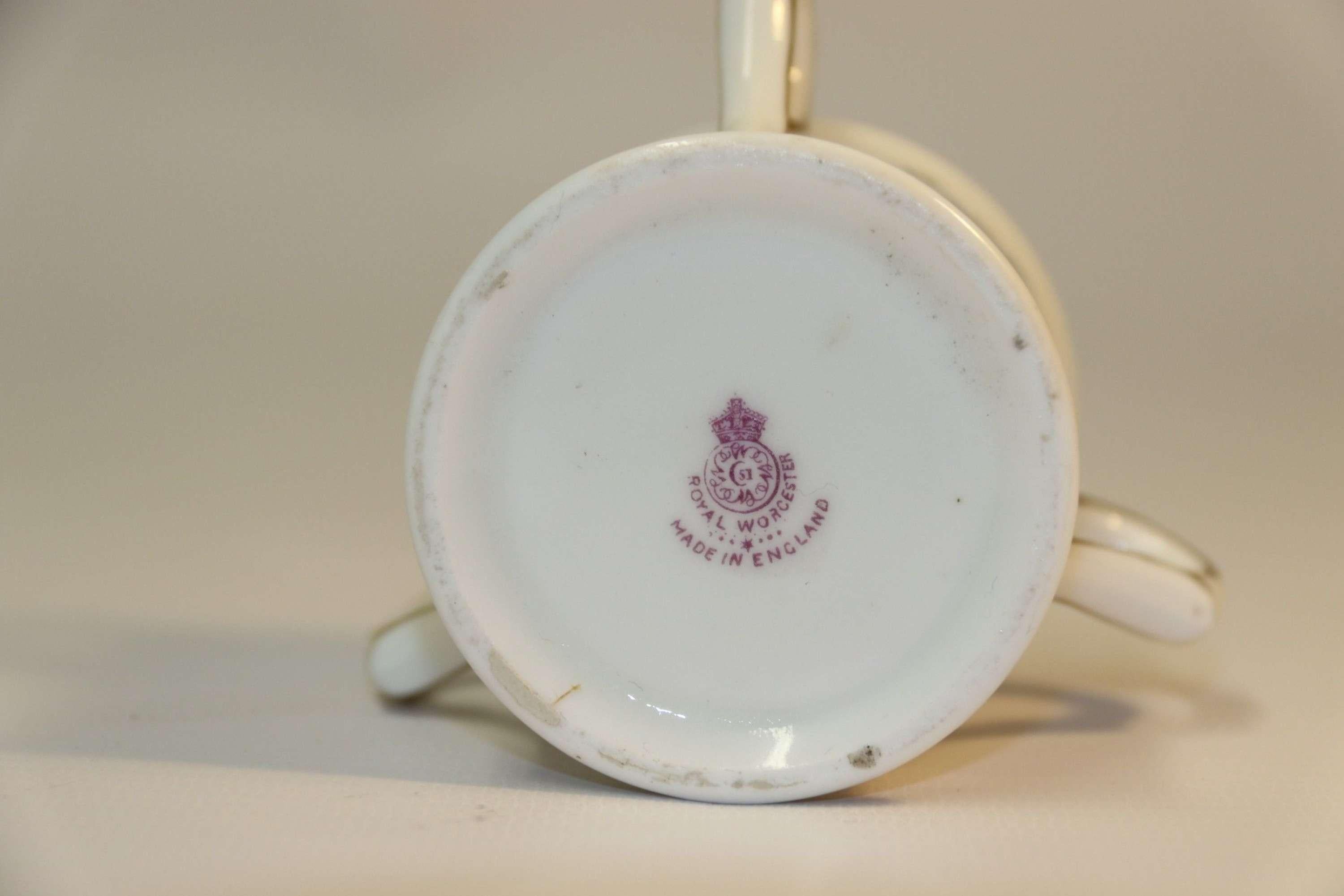 Peint à la main Tasse d'amour miniature en porcelaine de Royal Worcester du début du 20e siècle Anglaise 1922 en vente