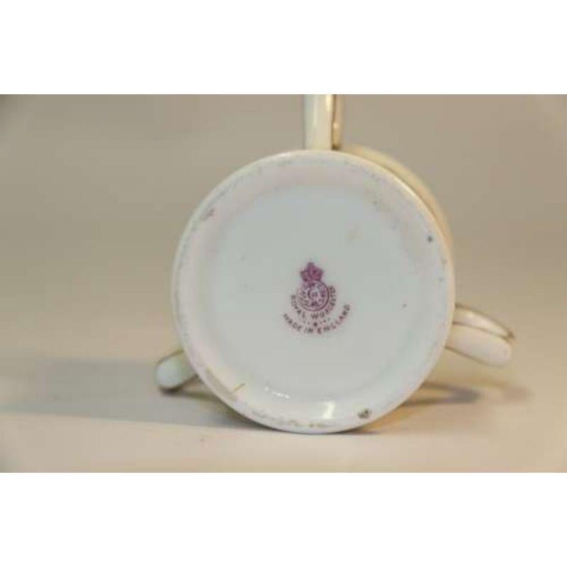 20ième siècle Tasse d'amour miniature en porcelaine de Royal Worcester du début du 20e siècle Anglaise 1922 en vente