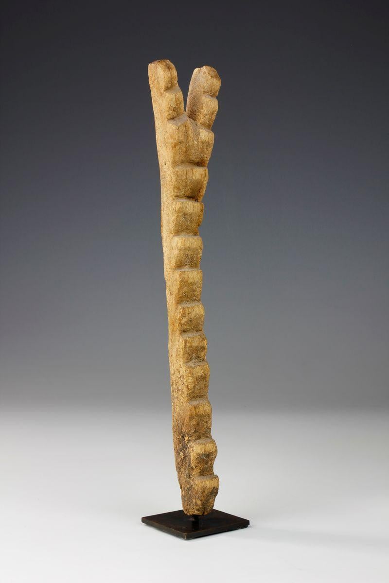Esta escalera en miniatura de principios del siglo XX, procedente de la cultura dogon de Mali, reproduce la forma de una escalera de granero de tamaño natural; sin embargo, a diferencia de sus homólogas más grandes y prácticas, esta versión diminuta