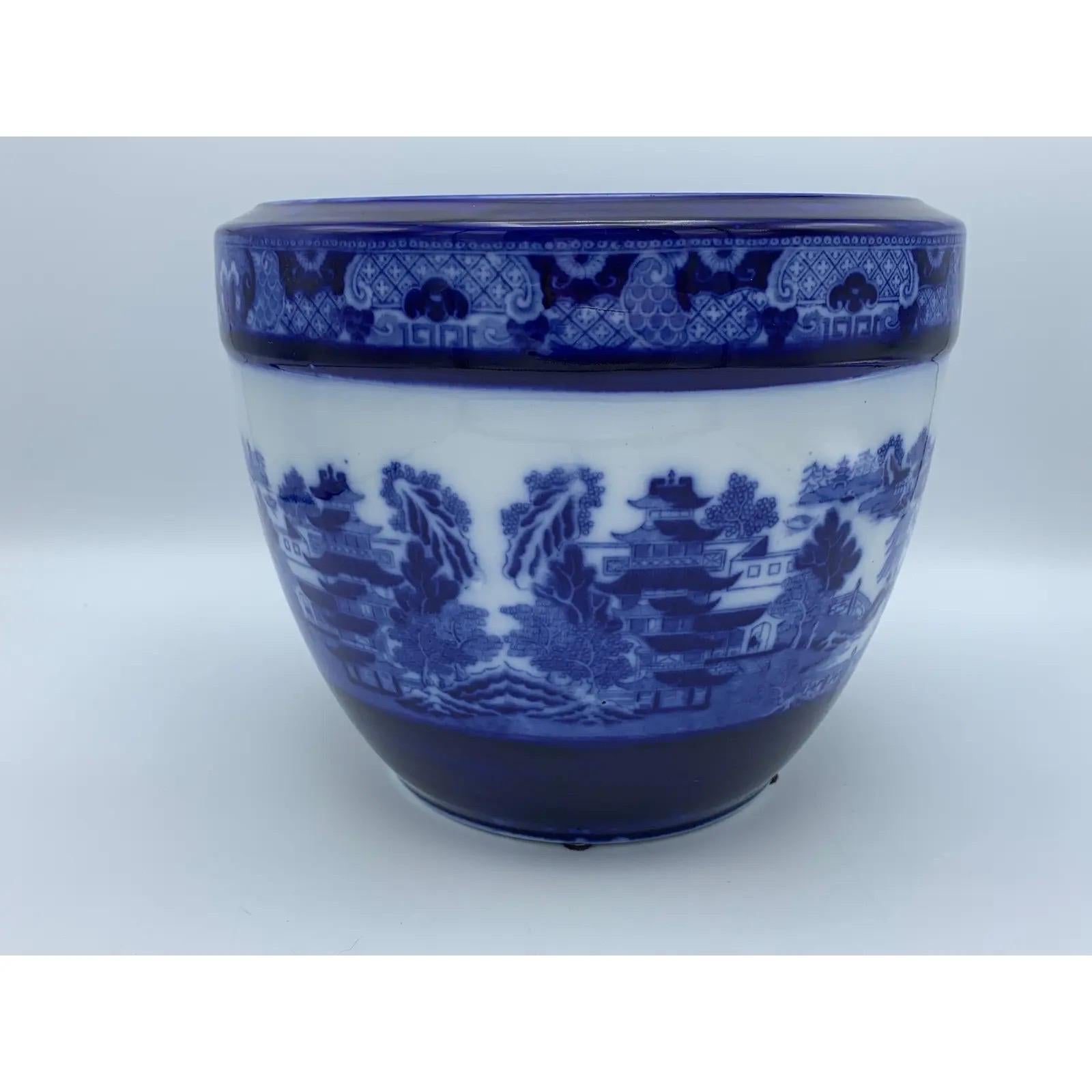 Chinoiserie Early 20th Century Minton Blue and White “Blue Willow” Porcelain Cachepot For Sale