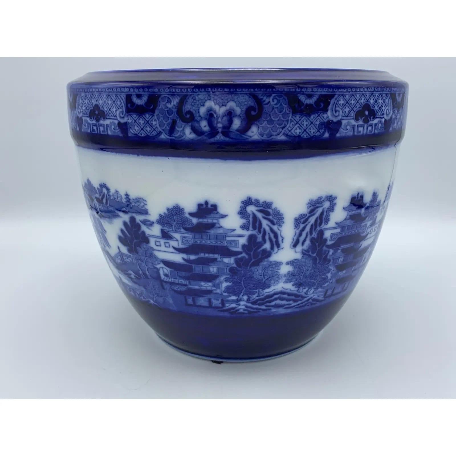 Hand-Crafted Early 20th Century Minton Blue and White “Blue Willow” Porcelain Cachepot For Sale