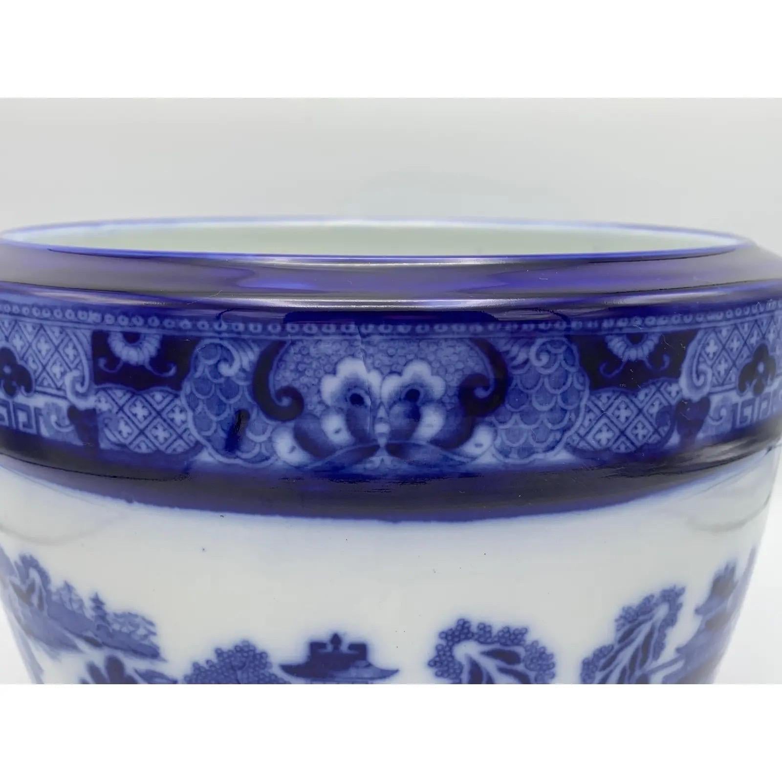 Early 20th Century Minton Blue and White “Blue Willow” Porcelain Cachepot In Good Condition For Sale In Richmond, VA