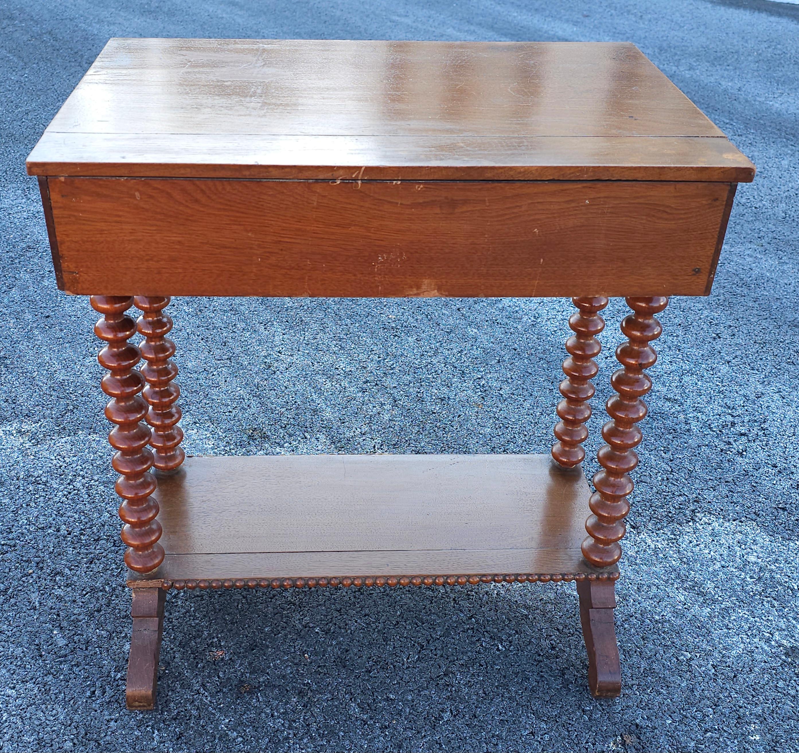Mesa de trabajo torneada de bolillos de madera mixta de frutal de principios del siglo XX en venta 3