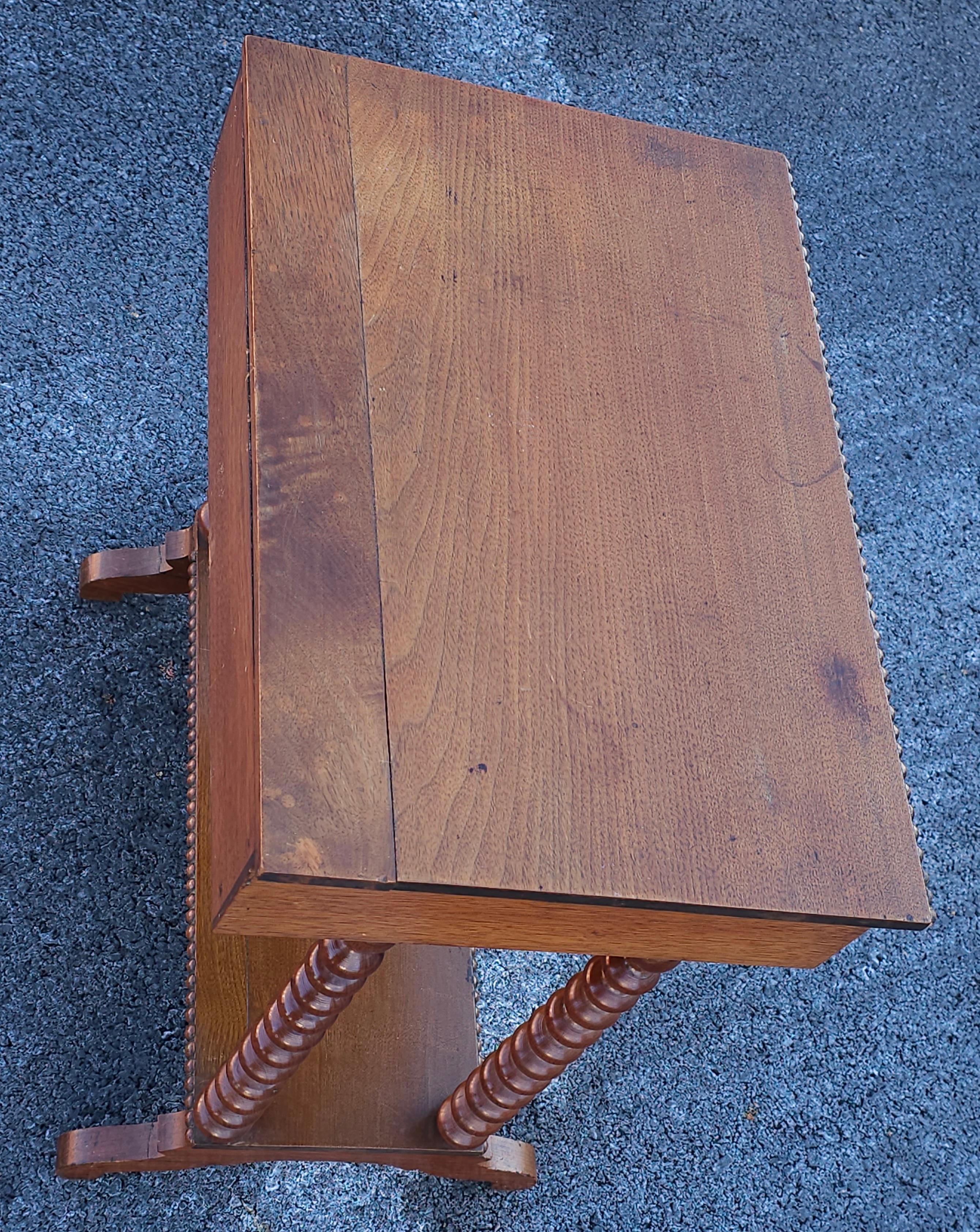 Mesa de trabajo torneada de bolillos de madera mixta de frutal de principios del siglo XX en venta 4