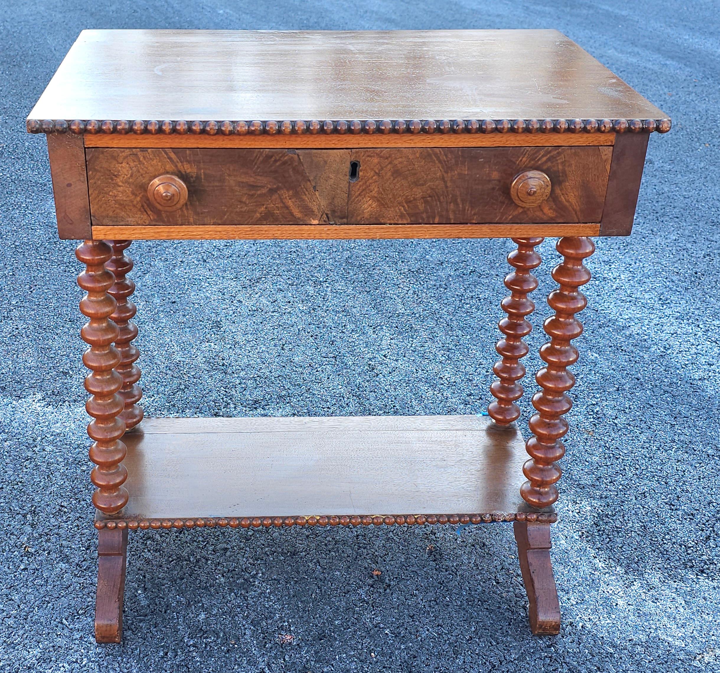 Mesa auxiliar victoriana de madera mixta de arce de principios del siglo XX, patas de cerezo torneadas, frente chapado de caoba. Construcción totalmente de madera dura. Cajón con juntas de cola de milano. Mide 22