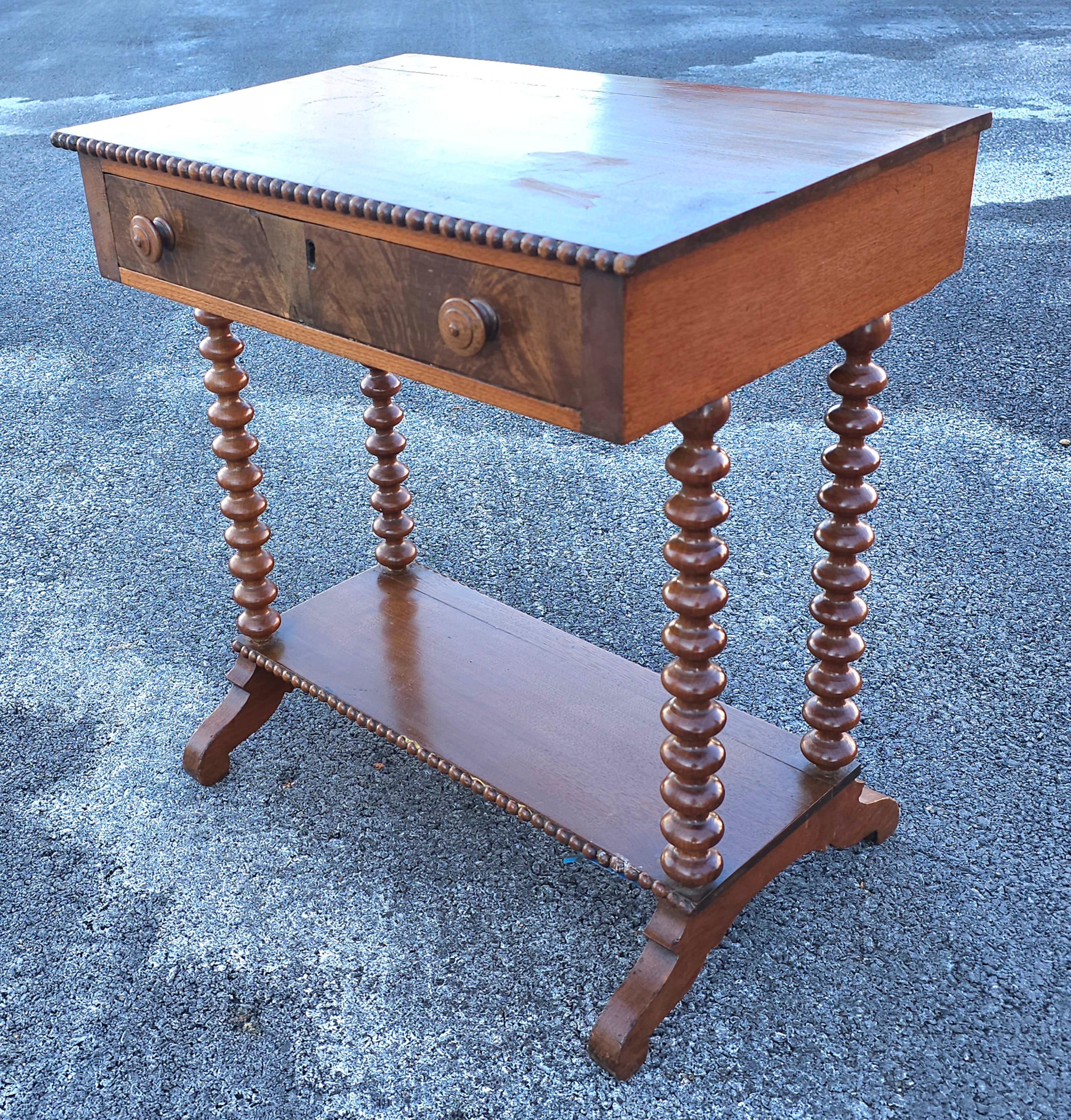 Mesa de trabajo torneada de bolillos de madera mixta de frutal de principios del siglo XX Otro en venta