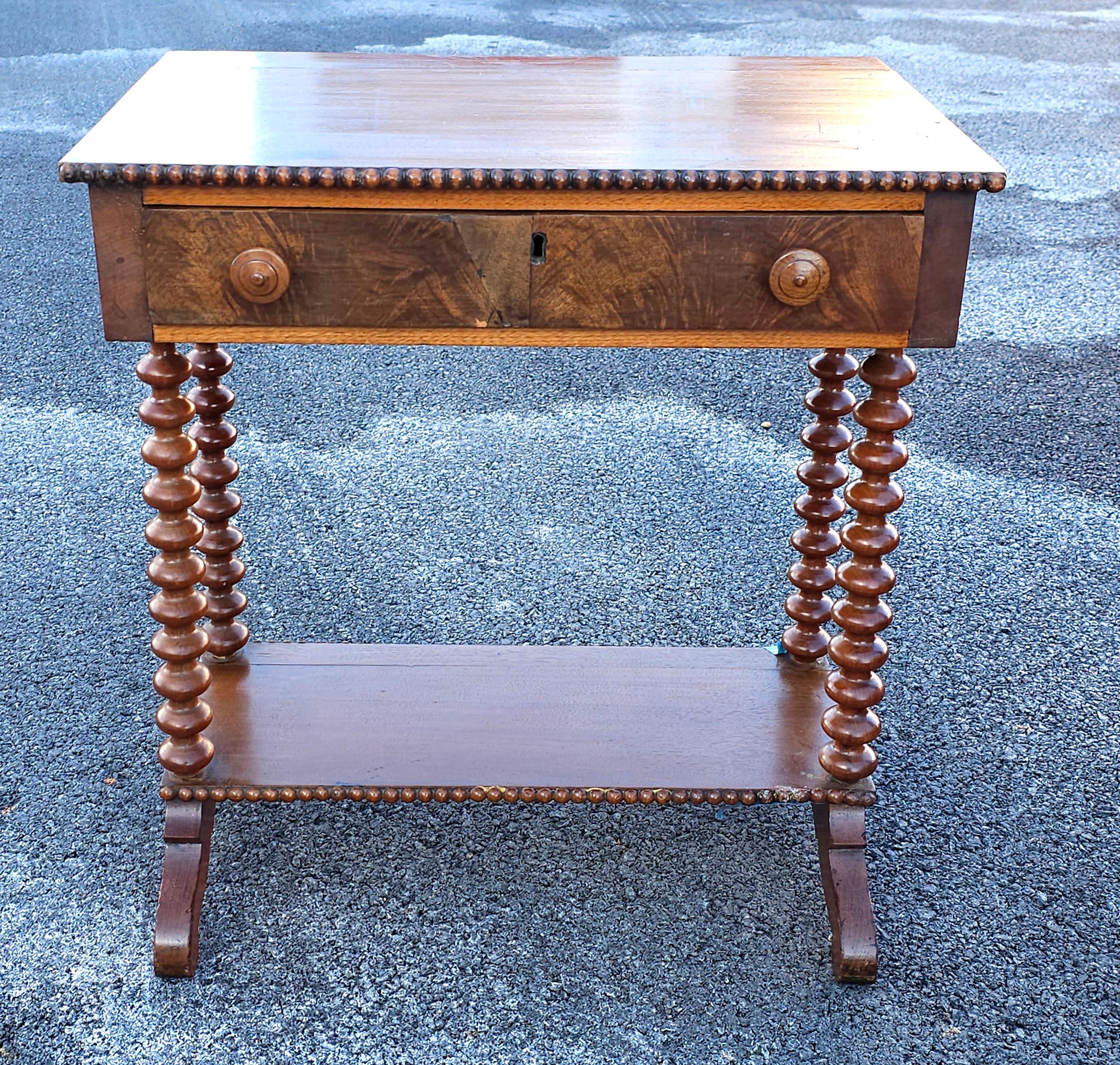 Mesa de trabajo torneada de bolillos de madera mixta de frutal de principios del siglo XX en venta 1