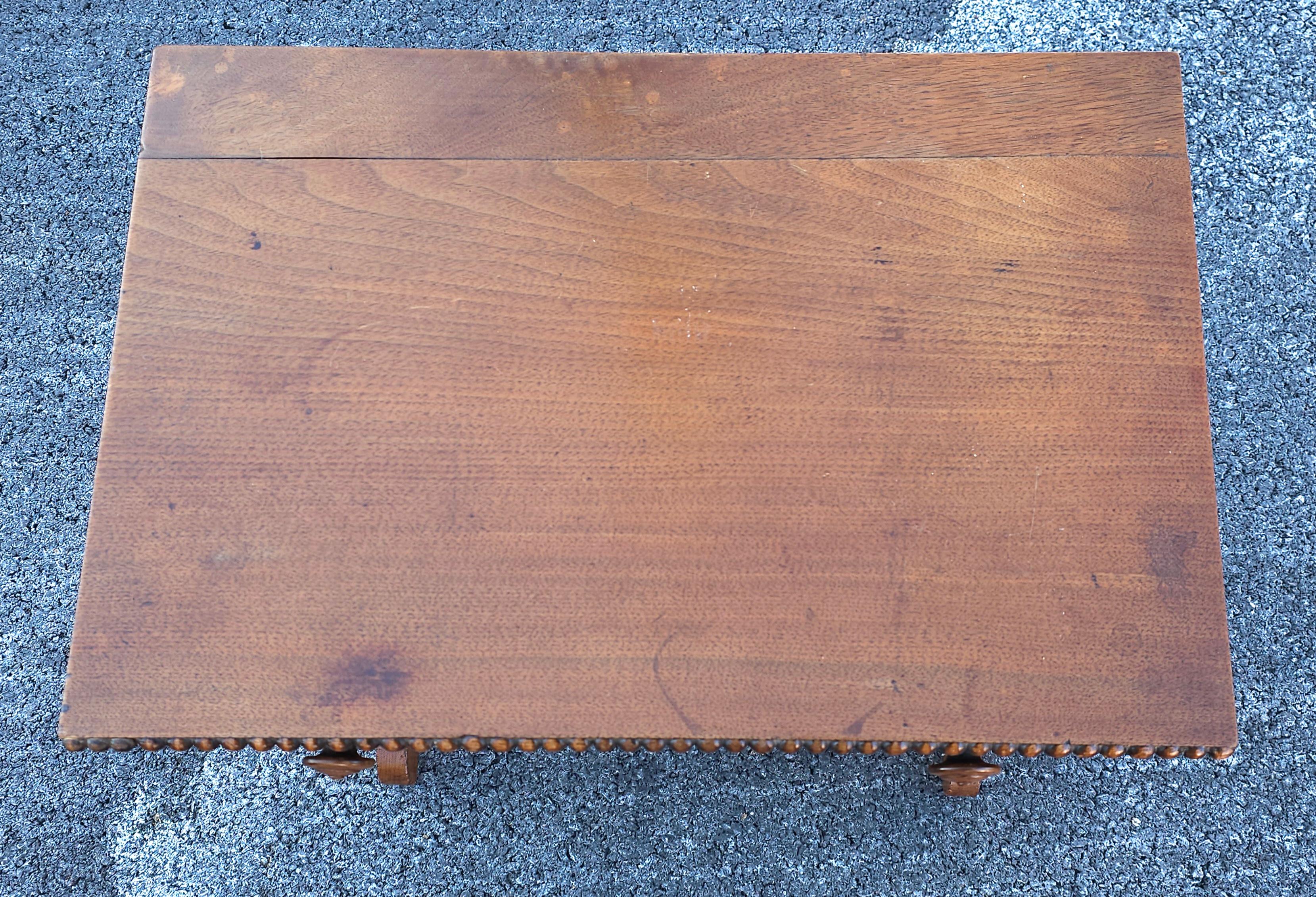 Mesa de trabajo torneada de bolillos de madera mixta de frutal de principios del siglo XX en venta 2