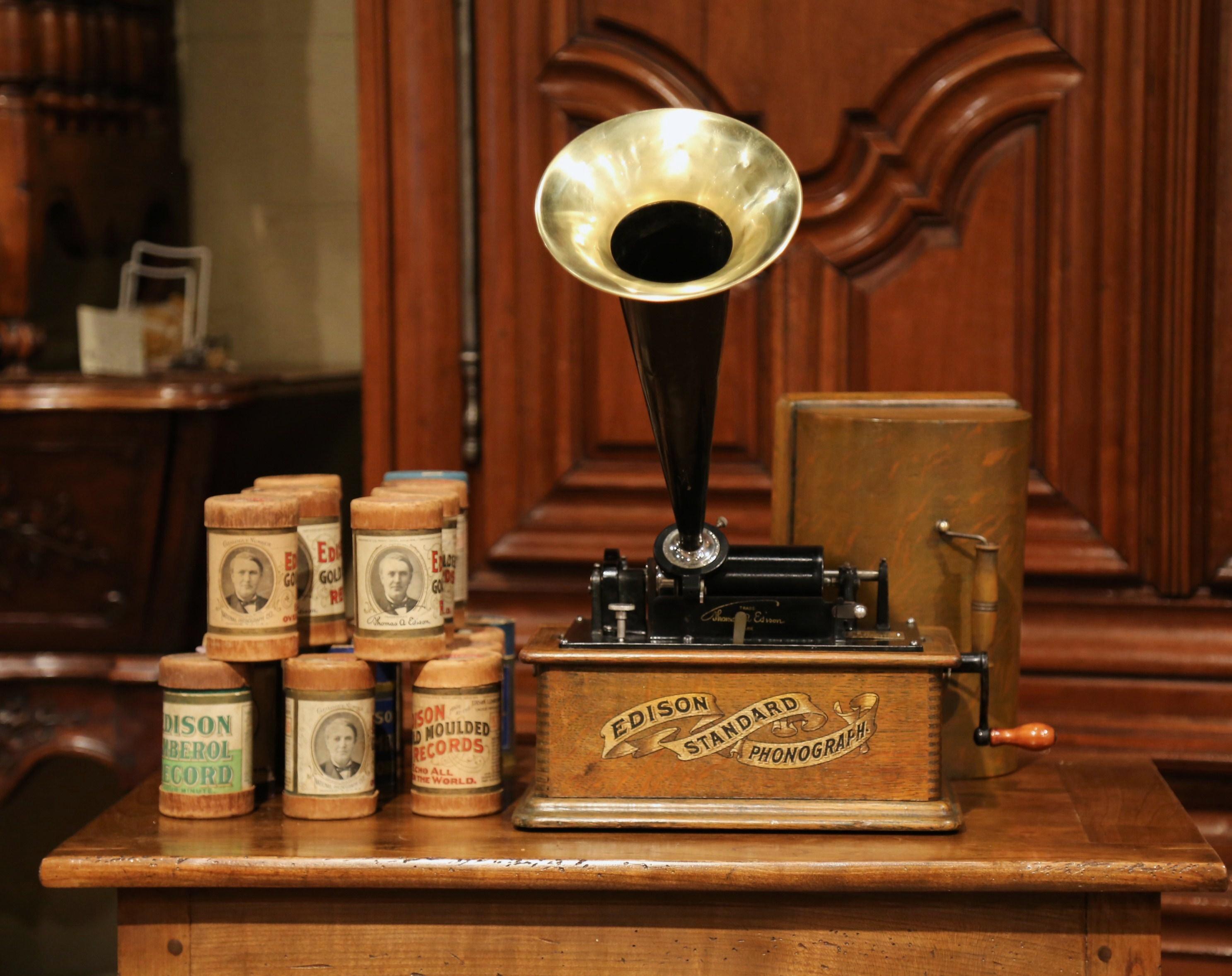 Cet intéressant et précieux phonographe antique Thomas Edison a été créé vers 1901. L'instrument de musique à cylindre standard Edison comprend 22 disques à cylindre Edison de divers titres dans leurs boîtiers d'origine:: dont certains peuvent être