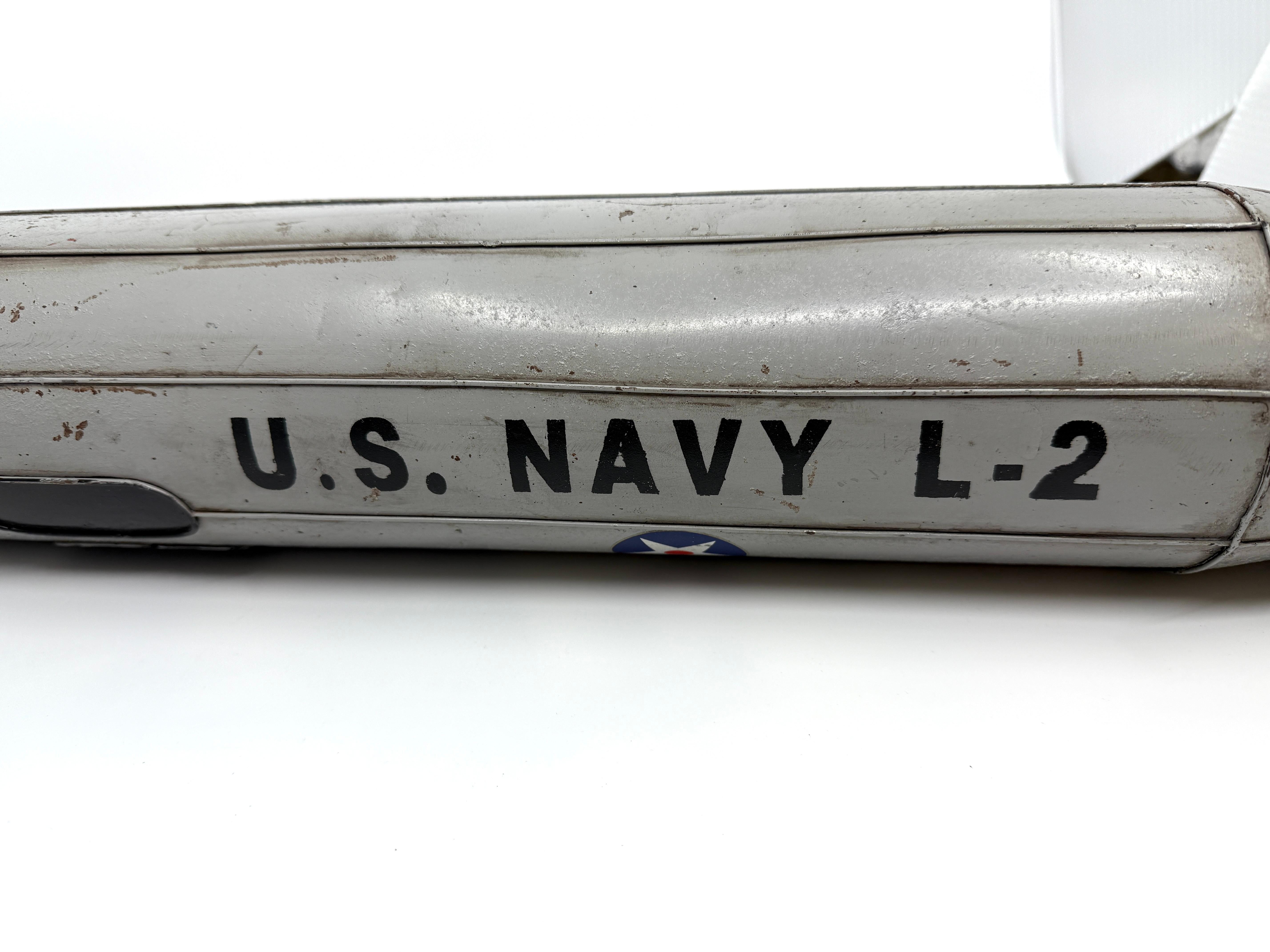 Nous avons eu la chance d'acquérir ce rare Dirigible en fer-blanc pressé. Il représente le dirigeable L-2 de l'U.S. Navy. Ces premiers dirigeables de la Navy ont été fabriqués pour les États-Unis en Allemagne par la société Zeppelin. Je n'ai pas pu