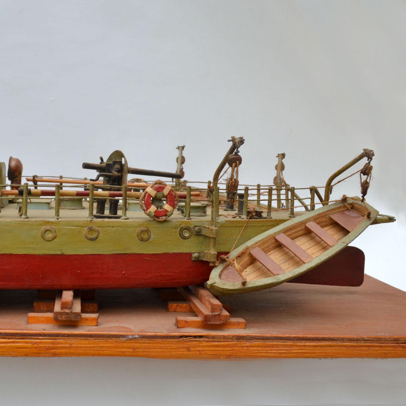 Modèle de bateau à torpilles « Donau Monitor » du début du 20e siècle, sculpture artisanale Bon état - En vente à London, GB