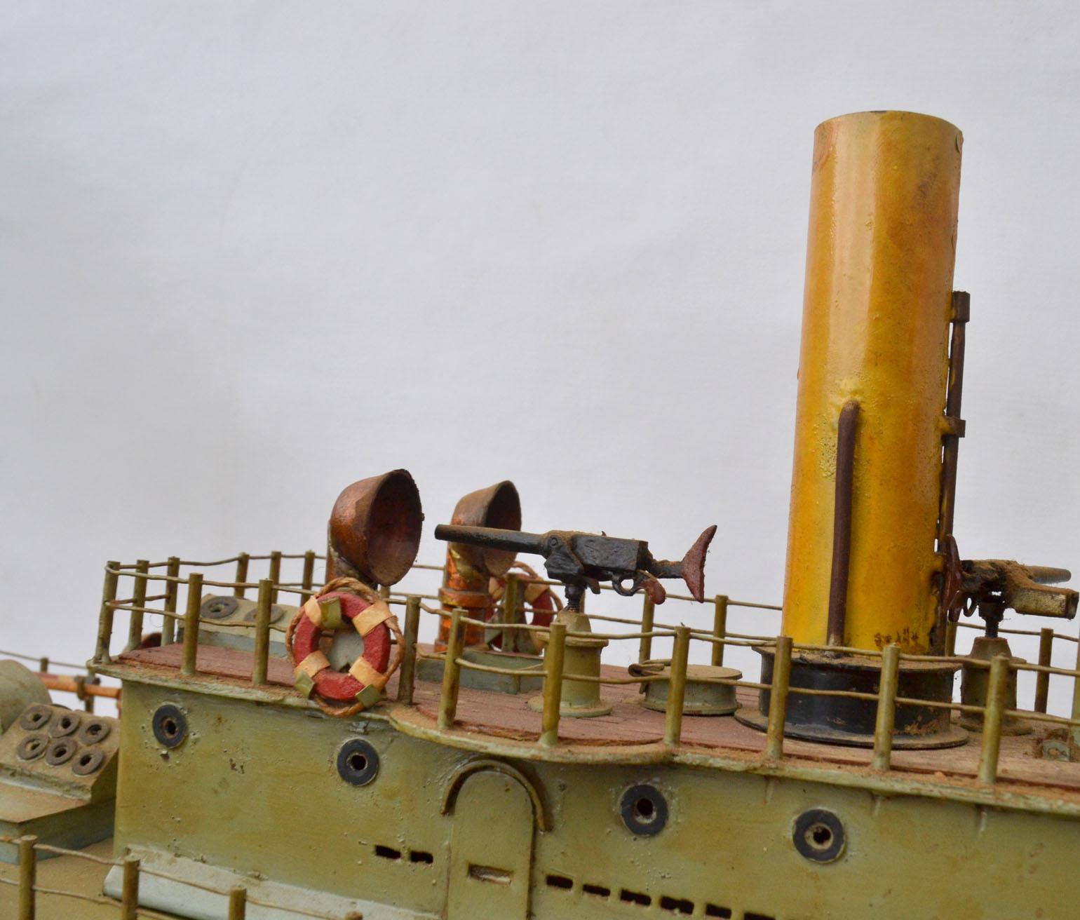 Handgefertigte Skulptur „Donau Monitor“, Modell eines Torpedoboots, frühes 20. Jahrhundert (Frühes 20. Jahrhundert) im Angebot
