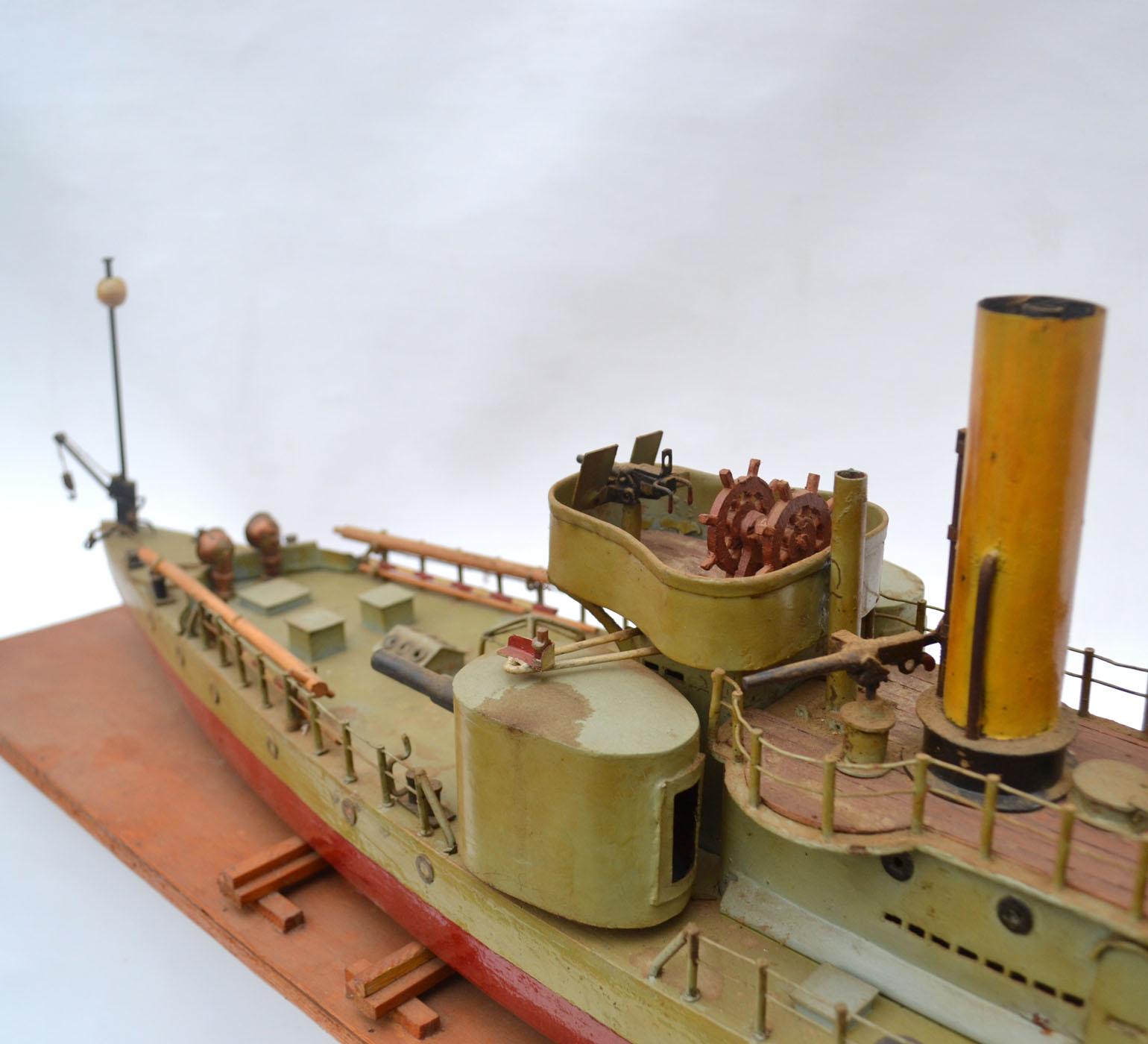 Bois Modèle de bateau à torpilles « Donau Monitor » du début du 20e siècle, sculpture artisanale en vente