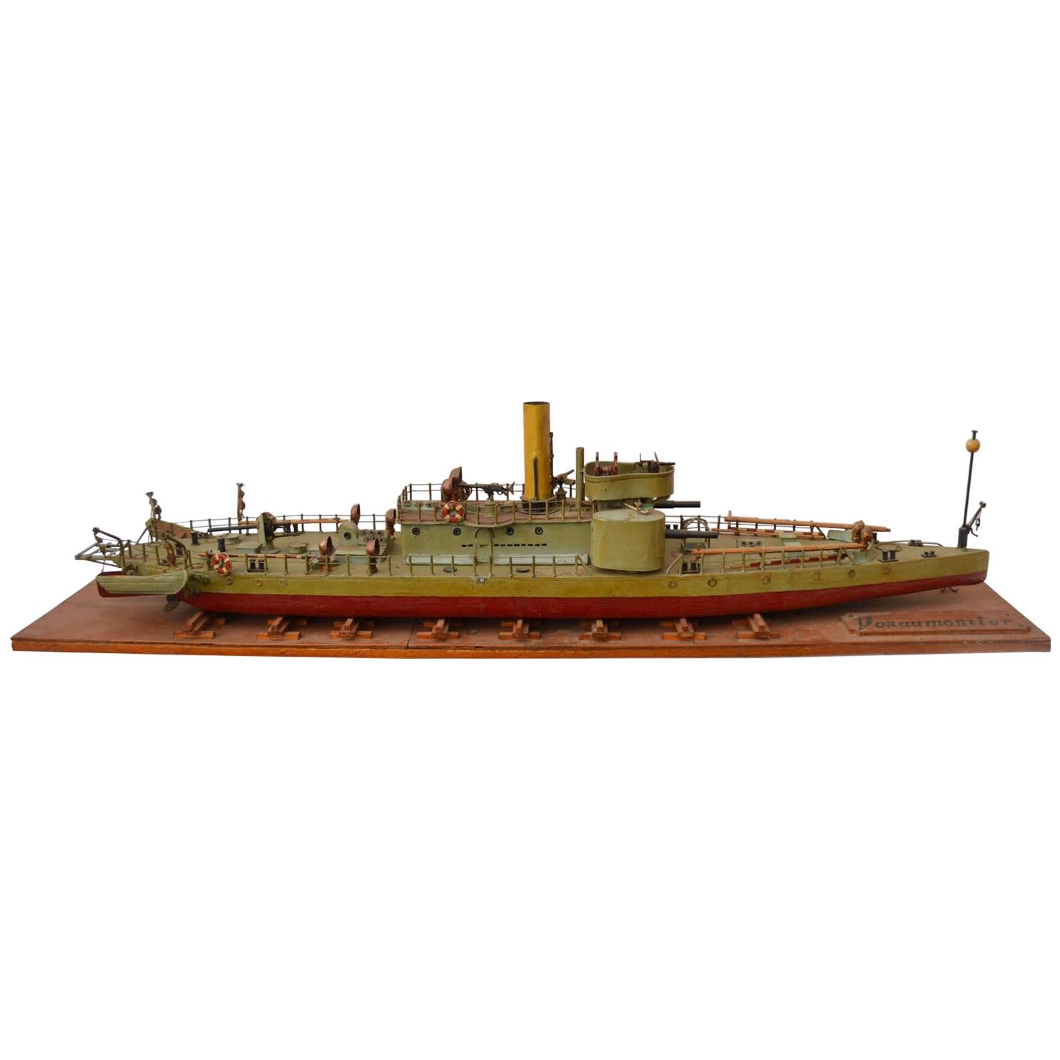 Handgefertigte Skulptur „Donau Monitor“, Modell eines Torpedoboots, frühes 20. Jahrhundert im Angebot