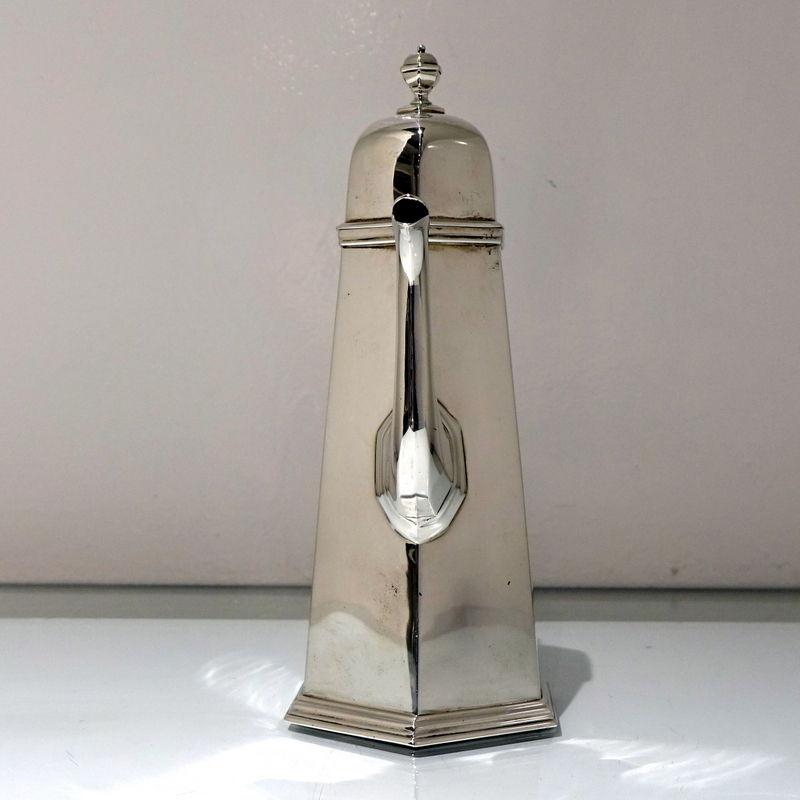 British Early 20th Century Modern George V Sterling Silver Coffee Pot, London, 1935 For Sale