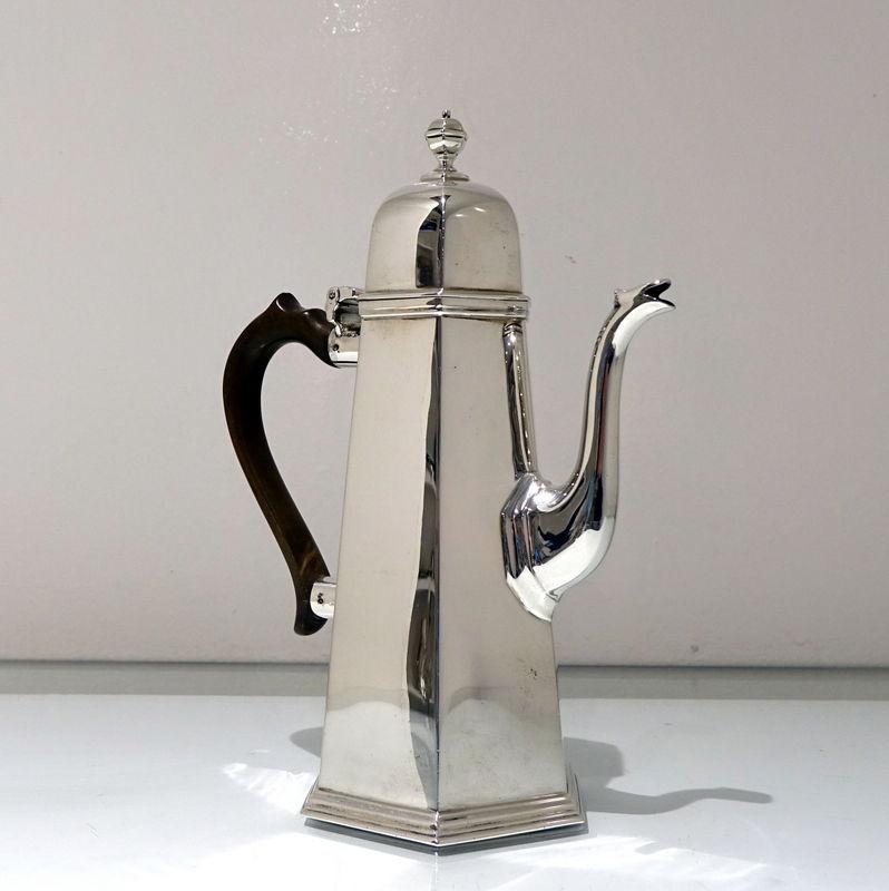 Early 20th Century Modern George V Sterling Silver Coffee Pot, London, 1935 For Sale 1