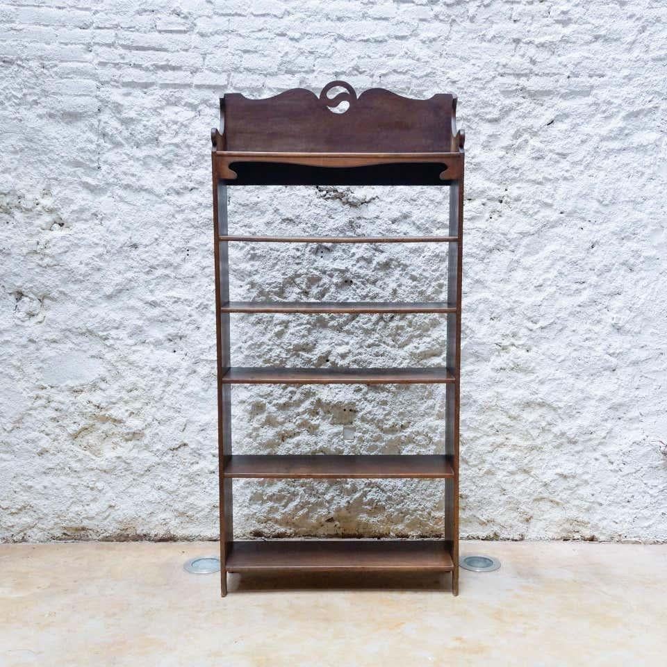 Scaffale di produttore ignoto proveniente dalla Francia, circa all'inizio del XX secolo.    In condizioni originali, con lievi usure dovute all'età e all'uso, che conservano una bella patina.    Materiale:  Noce    Dimensioni:  P 29 cm x L 92 cm x H