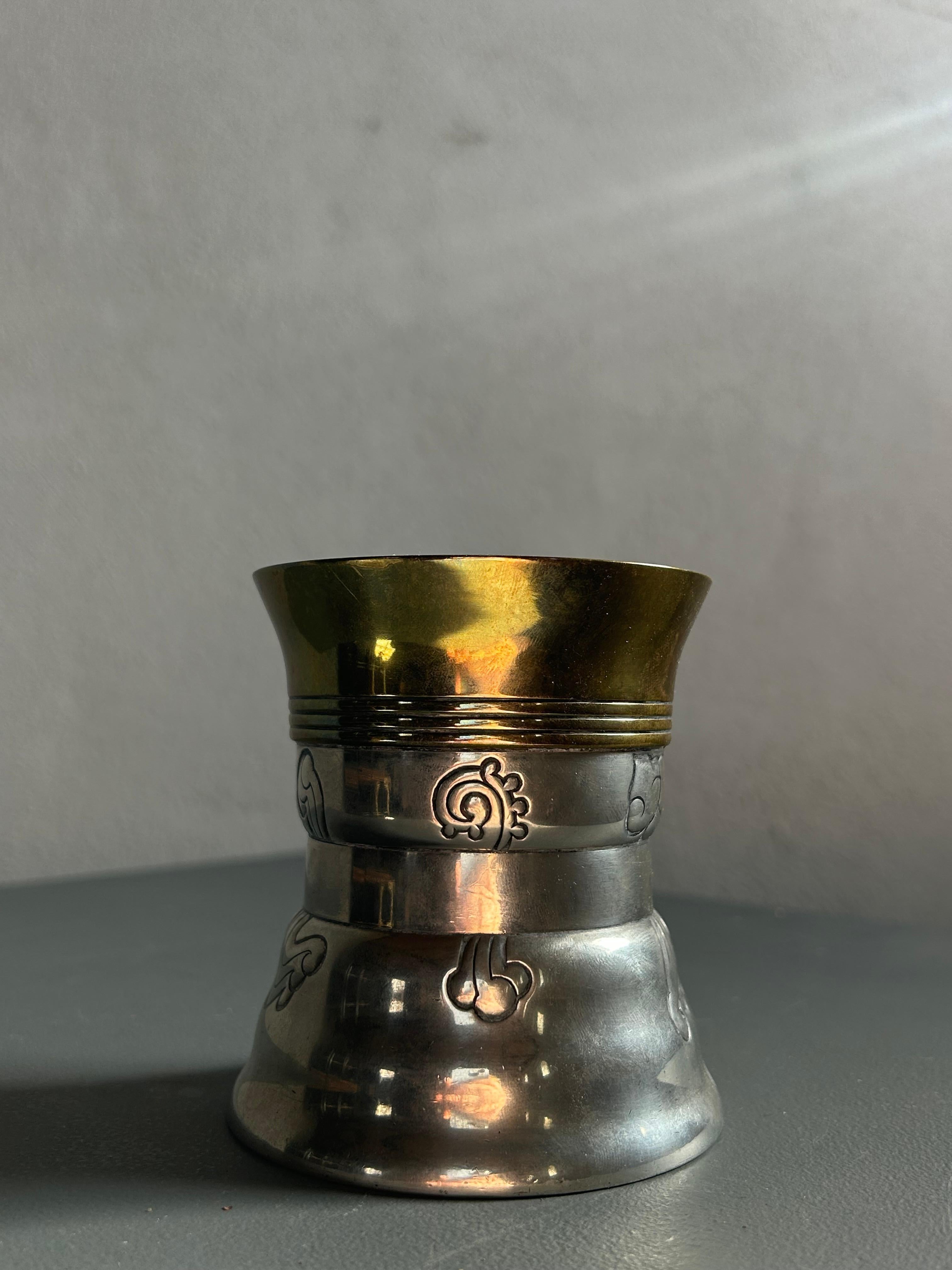 Art Nouveau Bicchiere in peltro e ottone di Mogens Ballin, Danimarca, inizio XX secolo in vendita