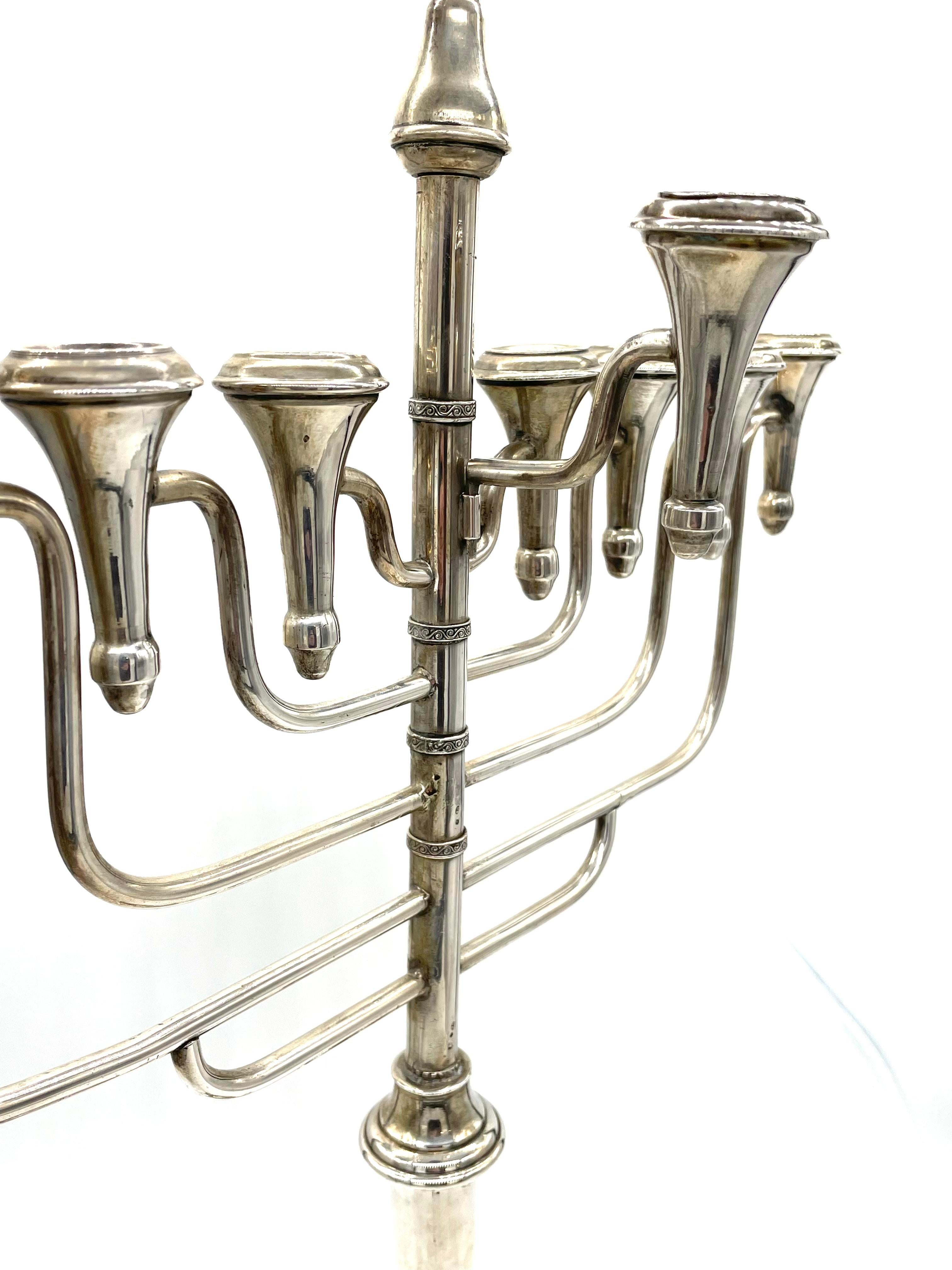 Monumentale polnische Hanukkah-Lampe aus Silber des frühen 20. Jahrhunderts (Art déco) im Angebot