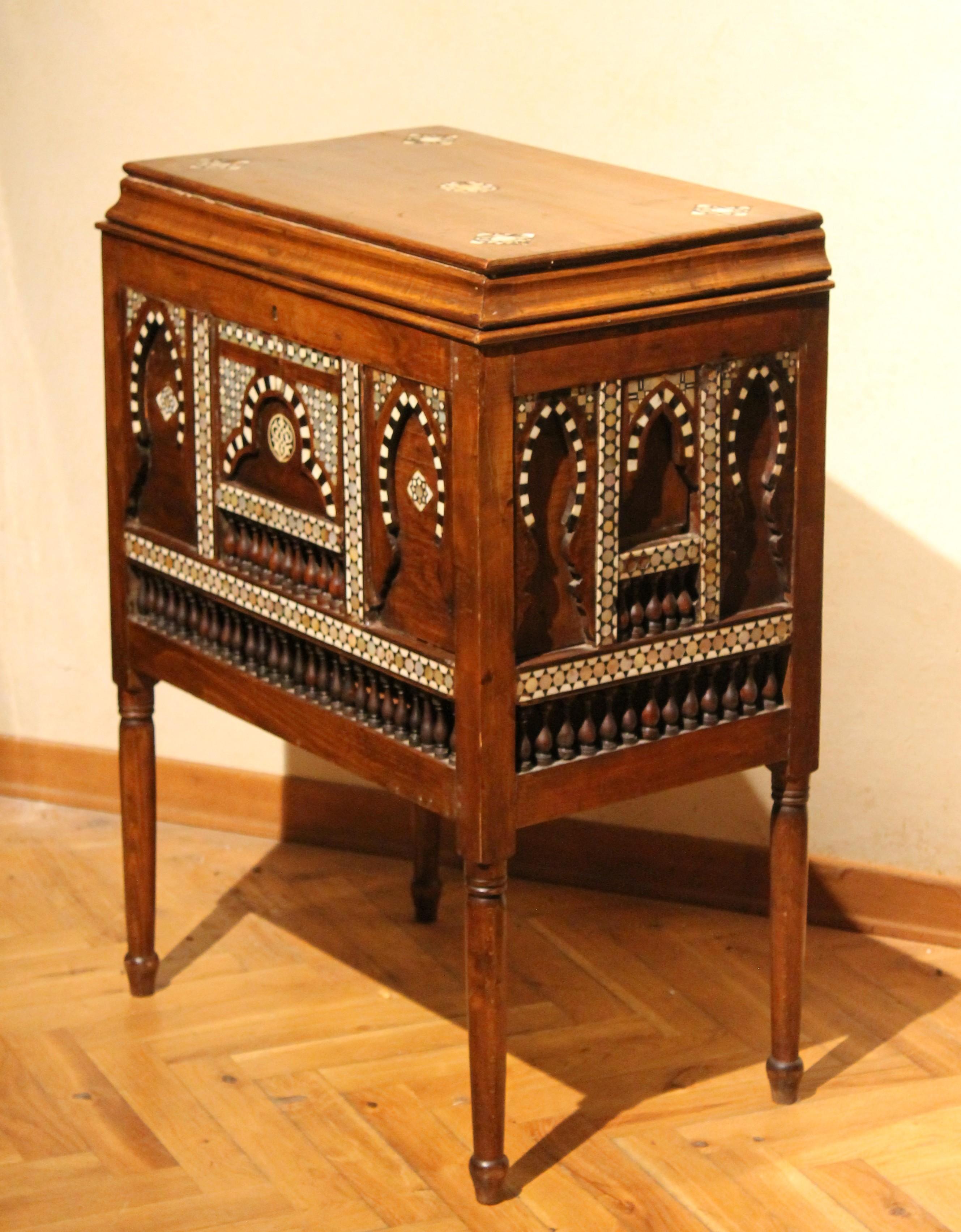 For Moorish vibes lovers this small early 20th century architectural cabinet with opening top will bring an arabesque touch to your decor.
This small Moroccan or Middle Eastern chest of drawers in the style of Carlo Bugatti - perfect as a side
