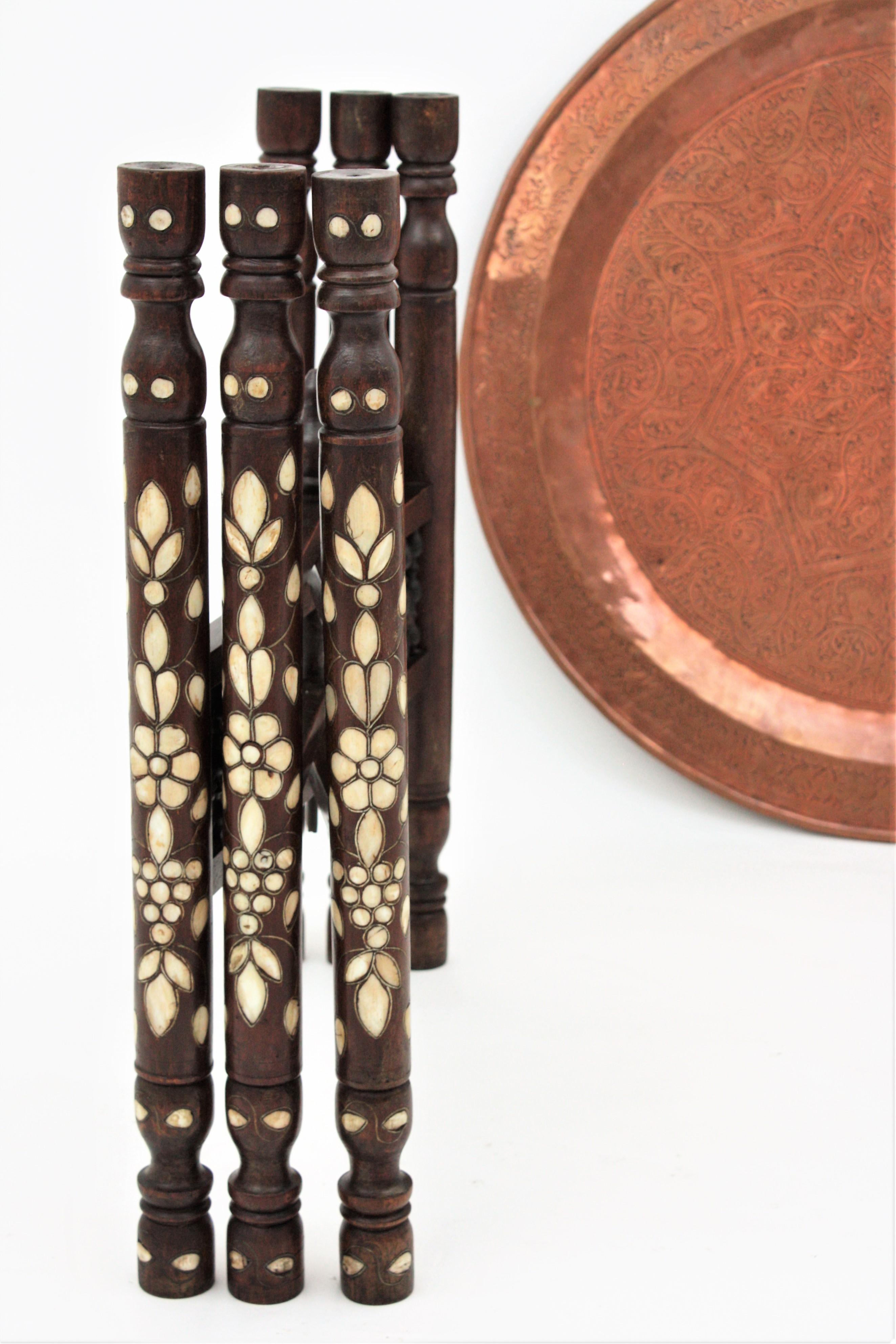 Marokkanischer maurischer Kupfertisch mit klappbarem Fuß (Maurisch) im Angebot