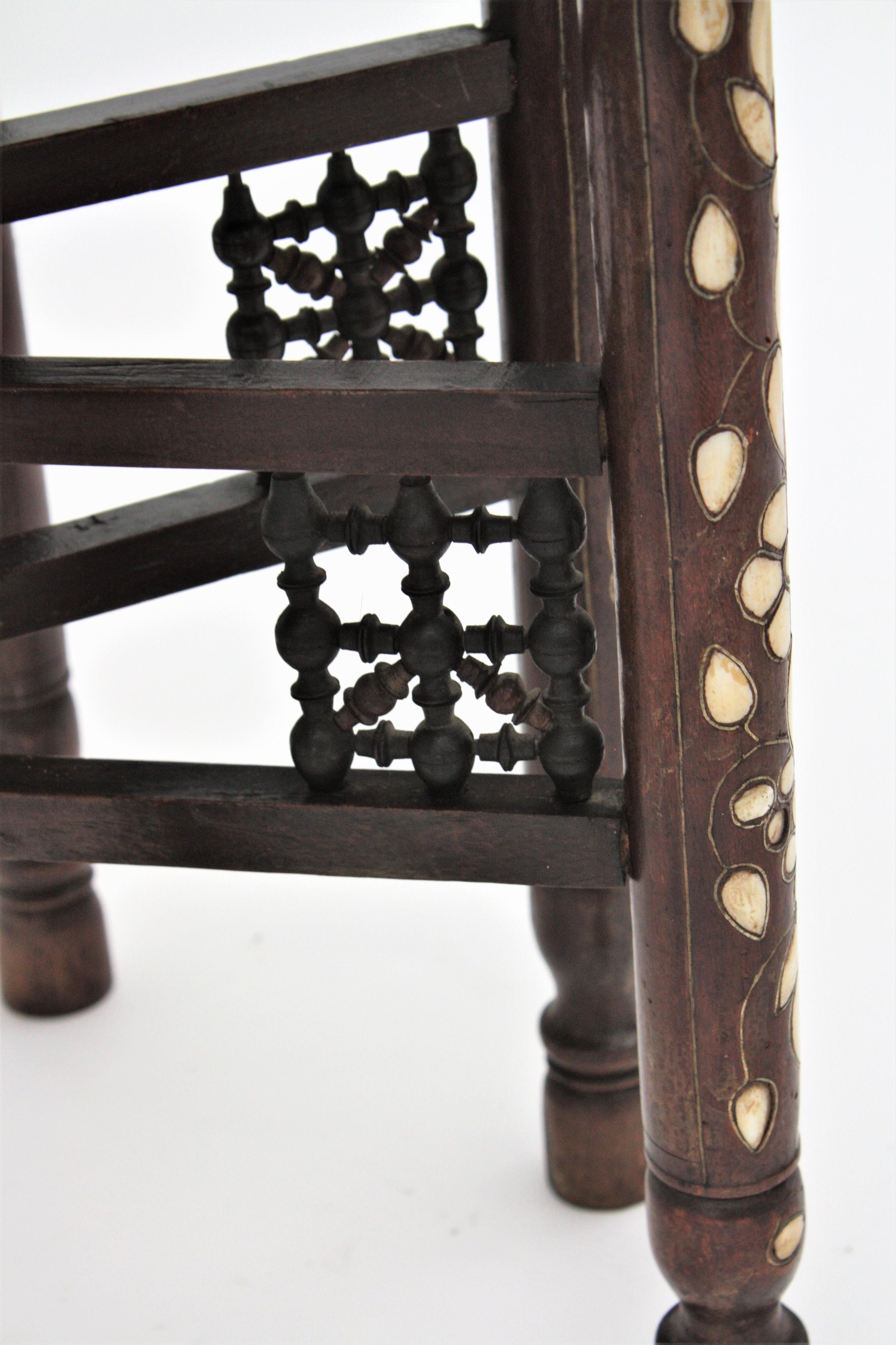 Table à plateau mauresque en cuivre marocain avec base pliante en vente 1