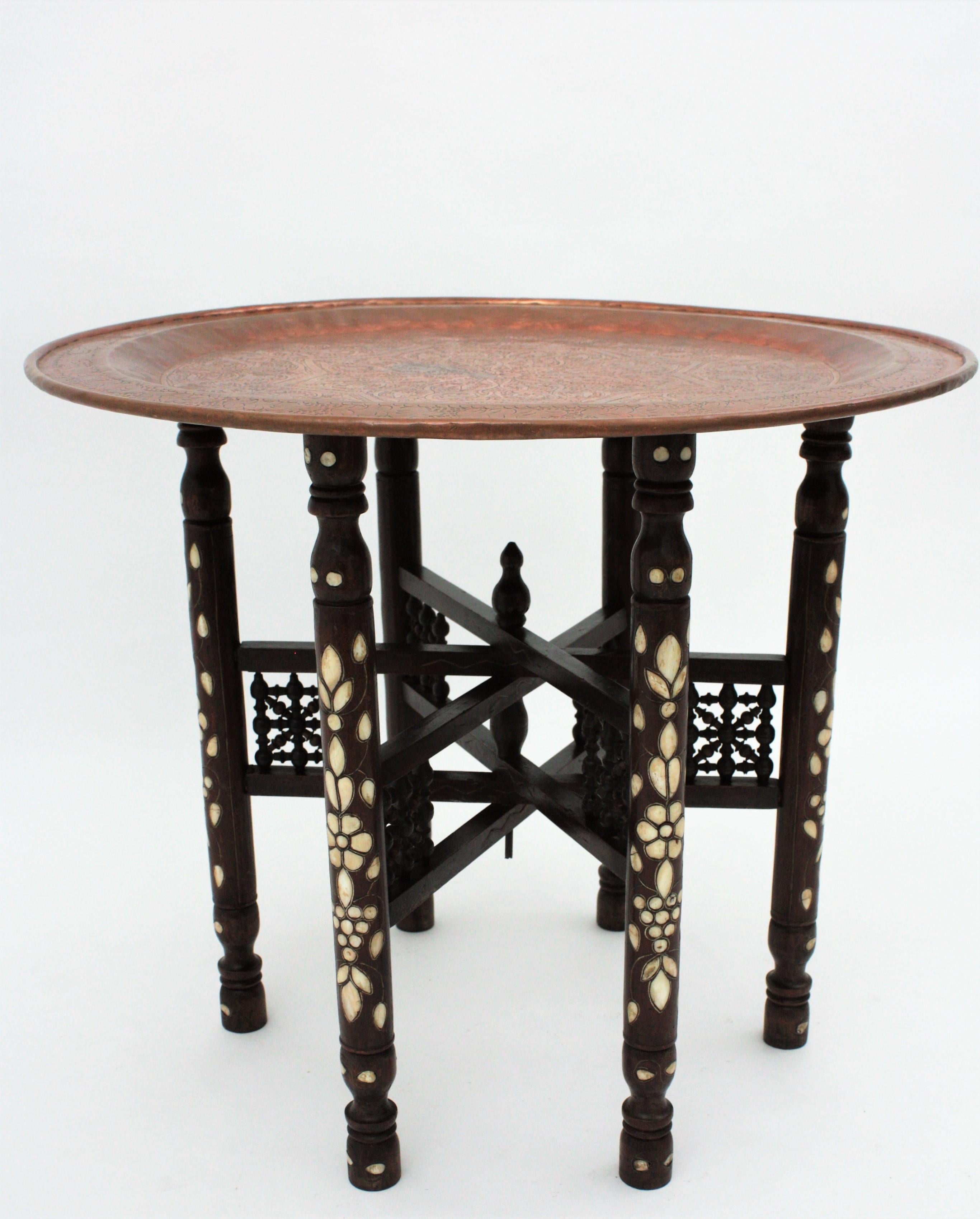 Marokkanischer maurischer Kupfertisch mit klappbarem Fuß (Gedrechselt) im Angebot