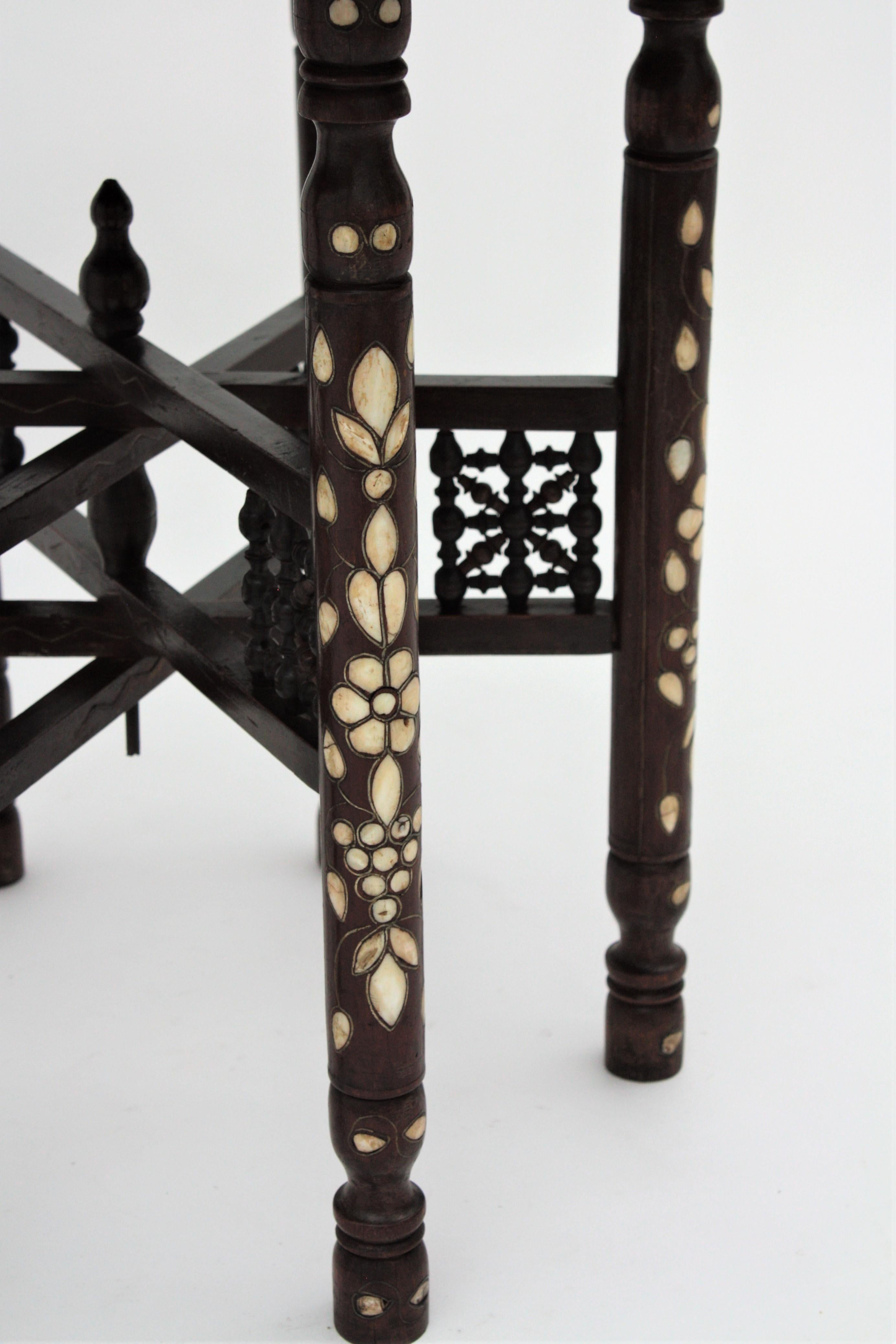 Marokkanischer maurischer Kupfertisch mit klappbarem Fuß im Zustand „Gut“ im Angebot in Barcelona, ES