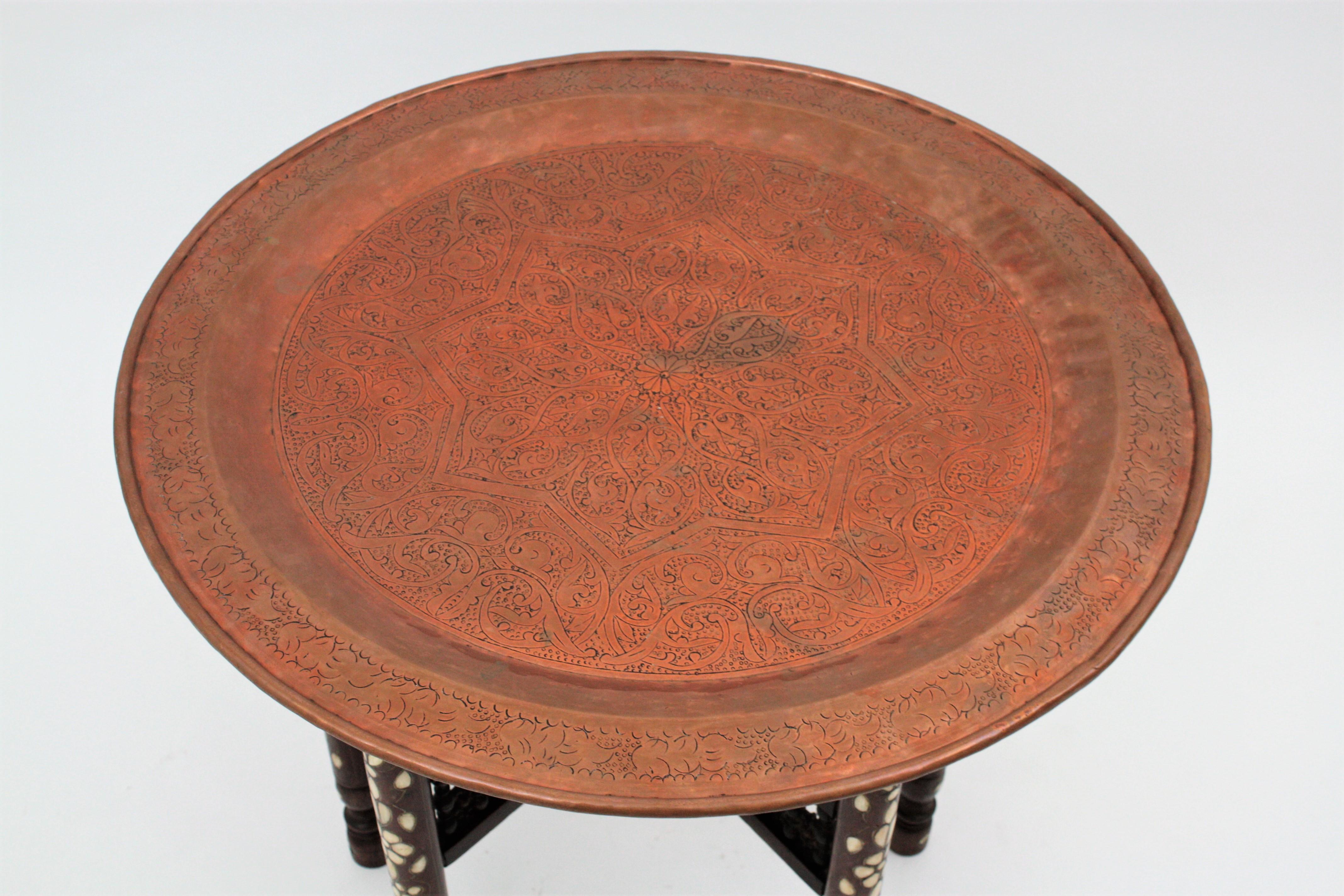 Marocain Table à plateau mauresque en cuivre marocain avec base pliante en vente