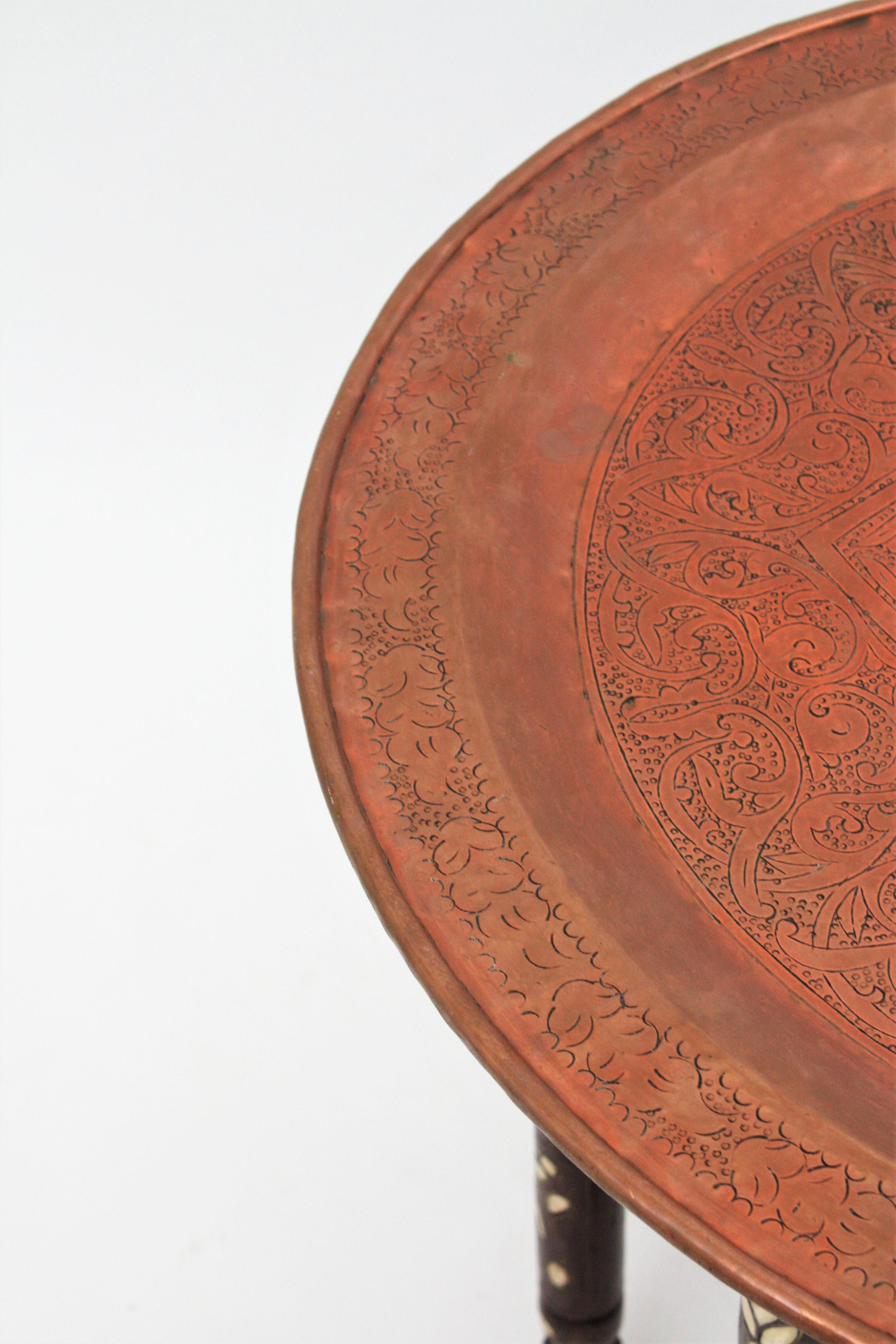 Tourné Table à plateau mauresque en cuivre marocain avec base pliante en vente