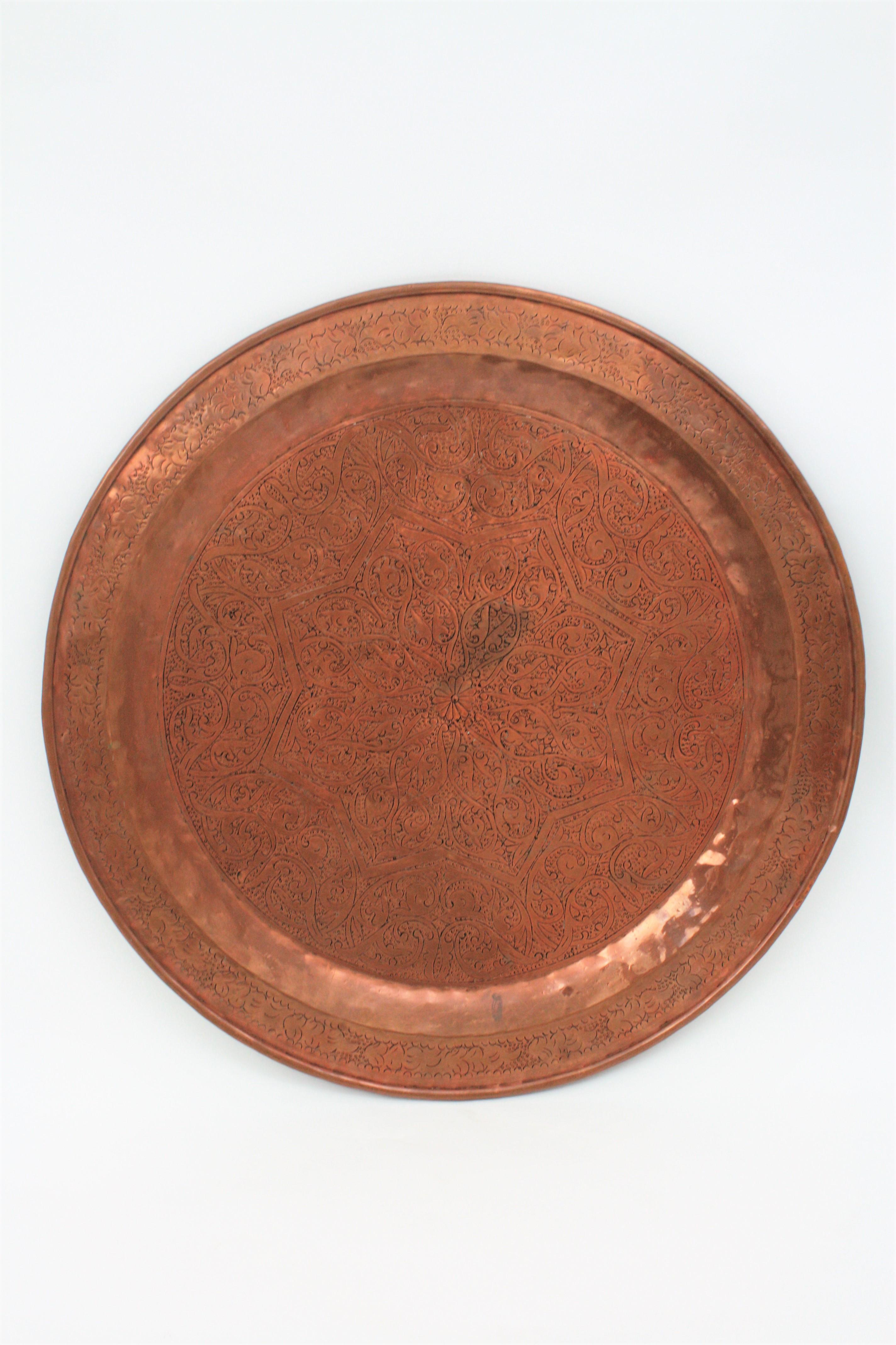 20ième siècle Table à plateau mauresque en cuivre marocain avec base pliante en vente