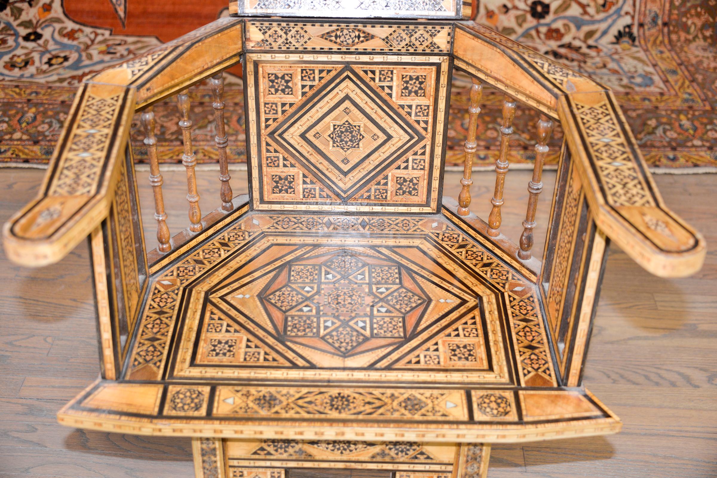Marokkanischer Stuhl des frühen 20. Jahrhunderts (Perlmutt) im Angebot