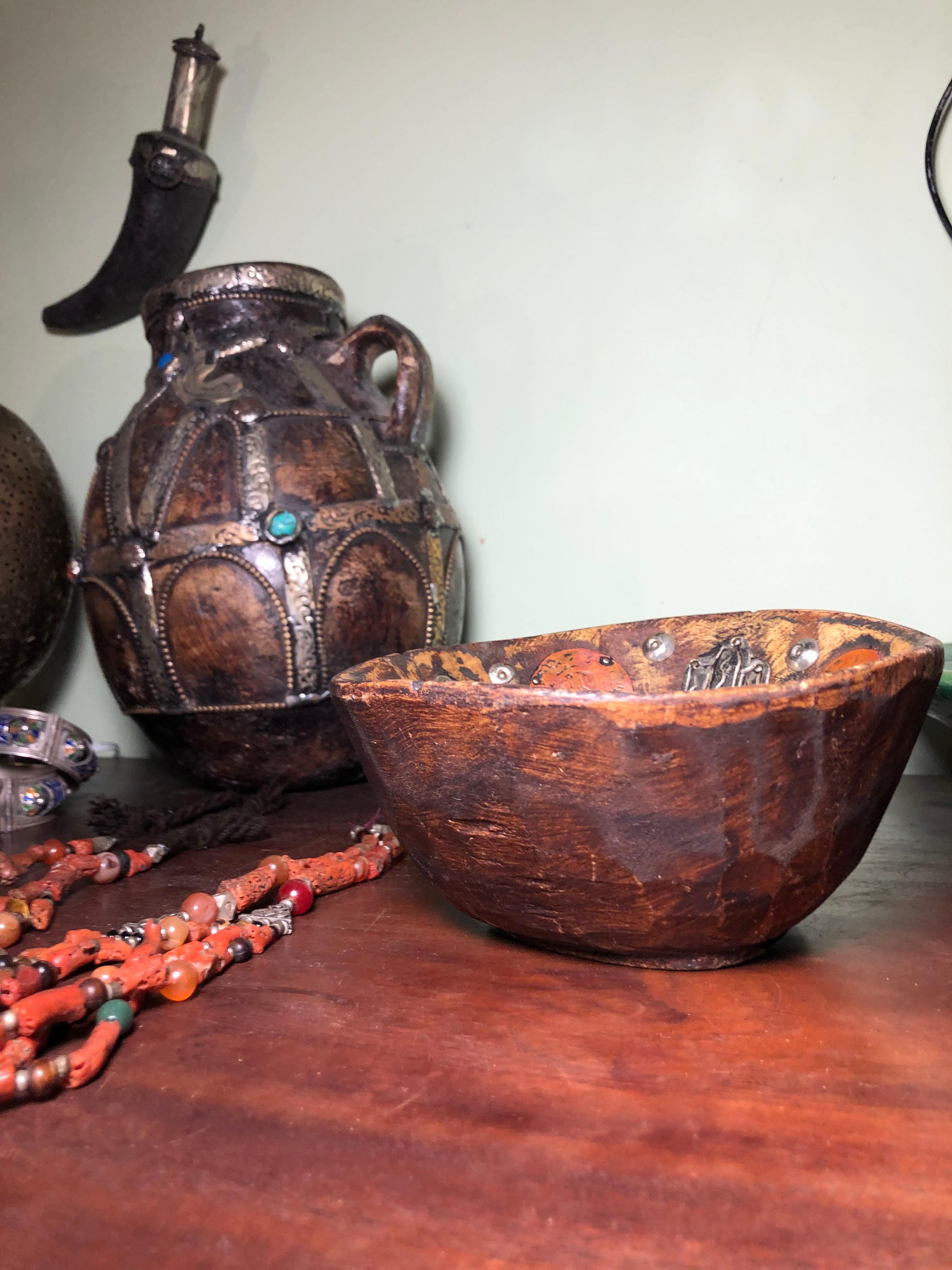 Early 1900s Tribal Moroccan Hand-Carved Hardwood Bowl - Single Piece of Wood For Sale 2