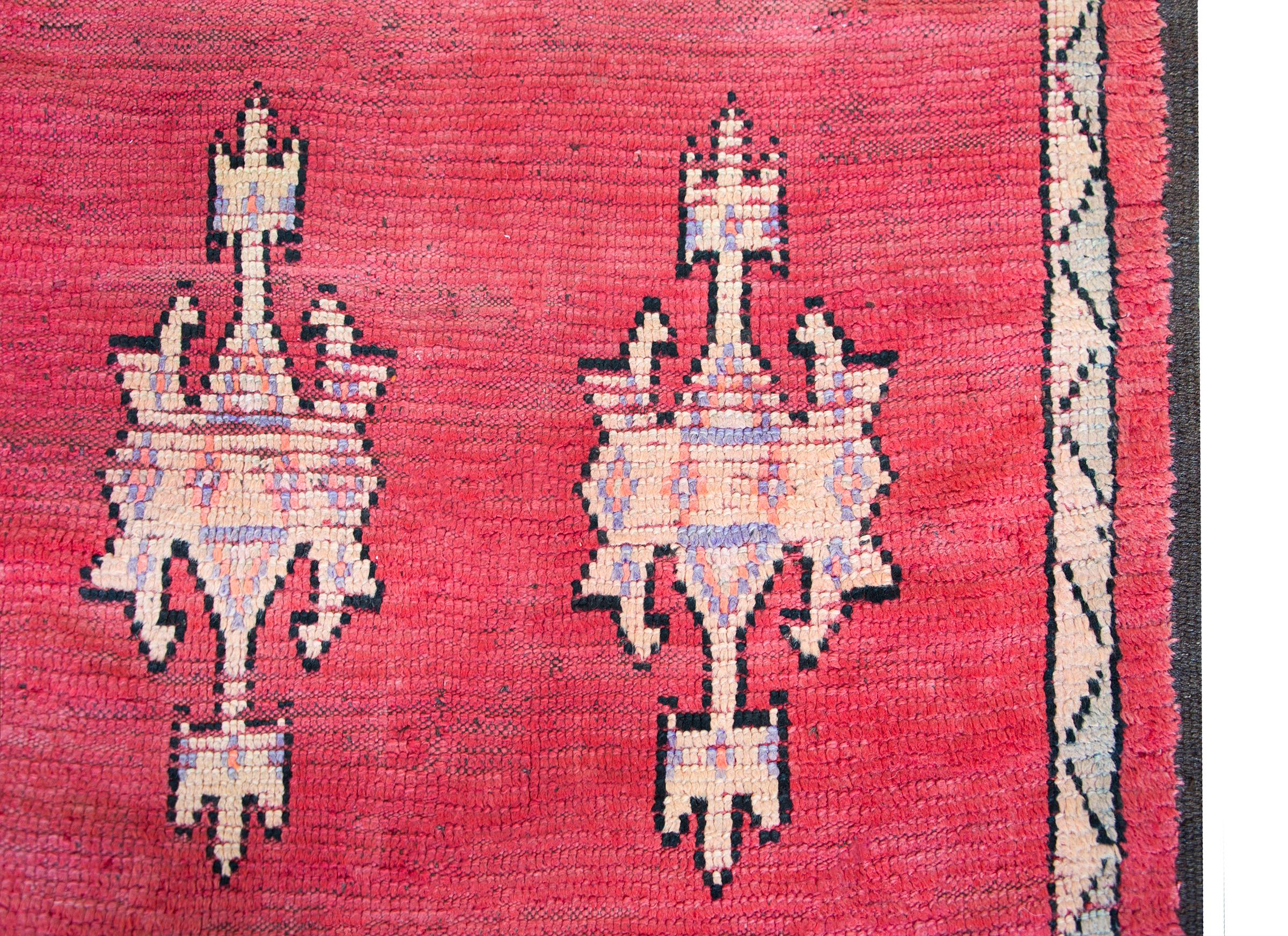 Early 20th Century Moroccan Rug In Good Condition For Sale In Chicago, IL