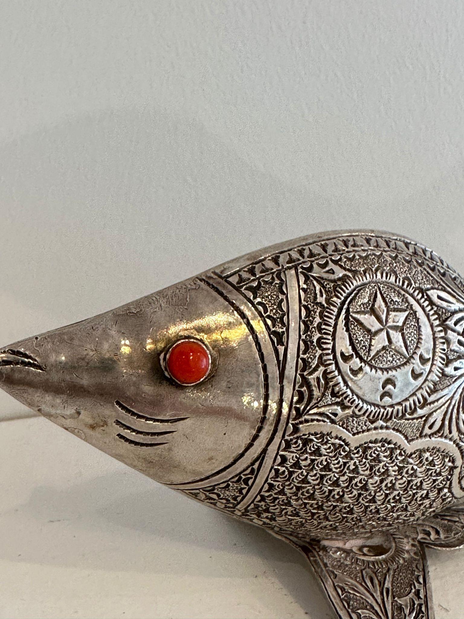 Marokkanisches, silbernes, jüdisches Amulet in Form eines Fisches aus dem frühen 20. Jahrhundert   (Handgefertigt) im Angebot