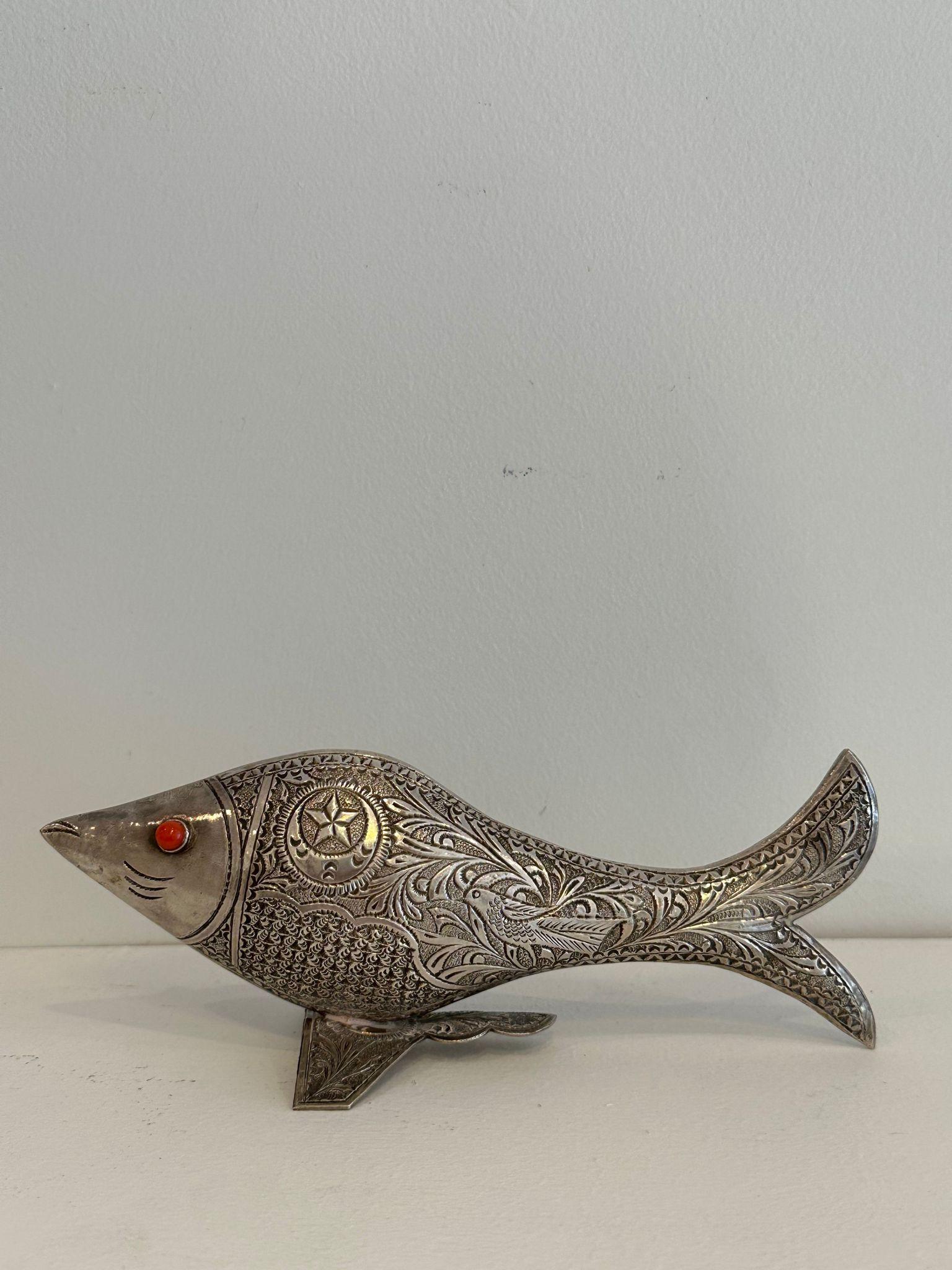 Marokkanisches, silbernes, jüdisches Amulet in Form eines Fisches aus dem frühen 20. Jahrhundert   im Zustand „Hervorragend“ im Angebot in New York, NY