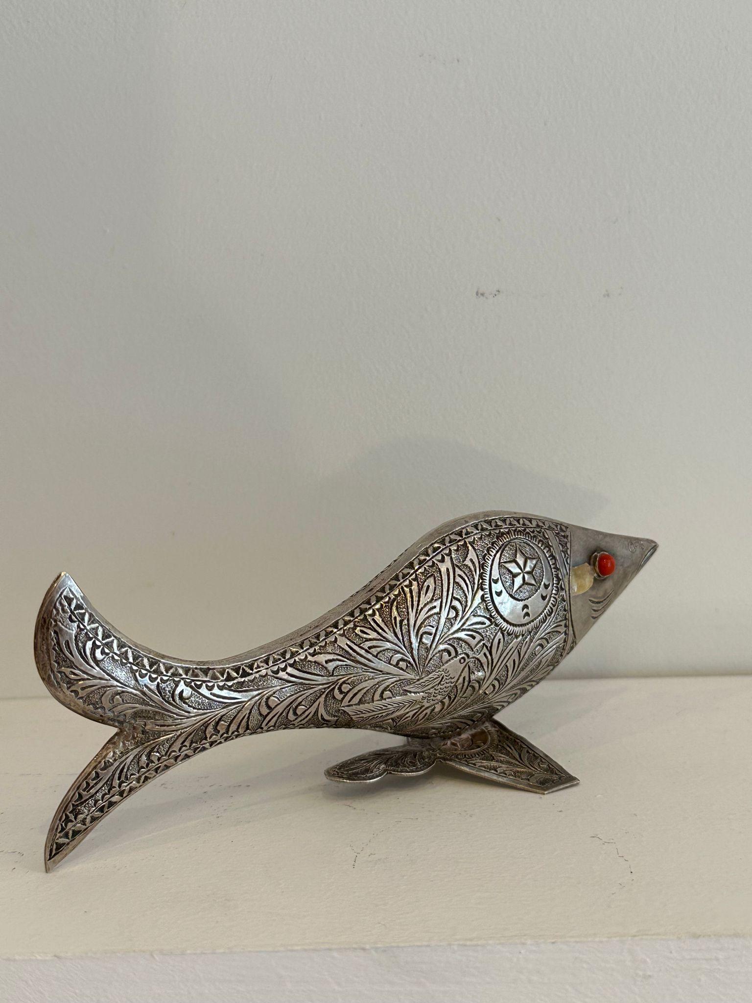 Marokkanisches, silbernes, jüdisches Amulet in Form eines Fisches aus dem frühen 20. Jahrhundert   (Silber) im Angebot