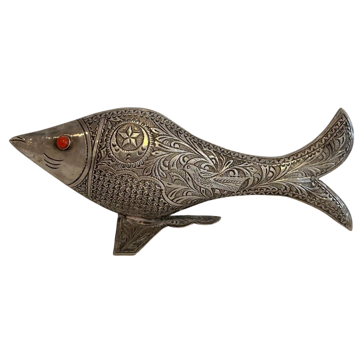 Marokkanisches, silbernes, jüdisches Amulet in Form eines Fisches aus dem frühen 20. Jahrhundert   im Angebot