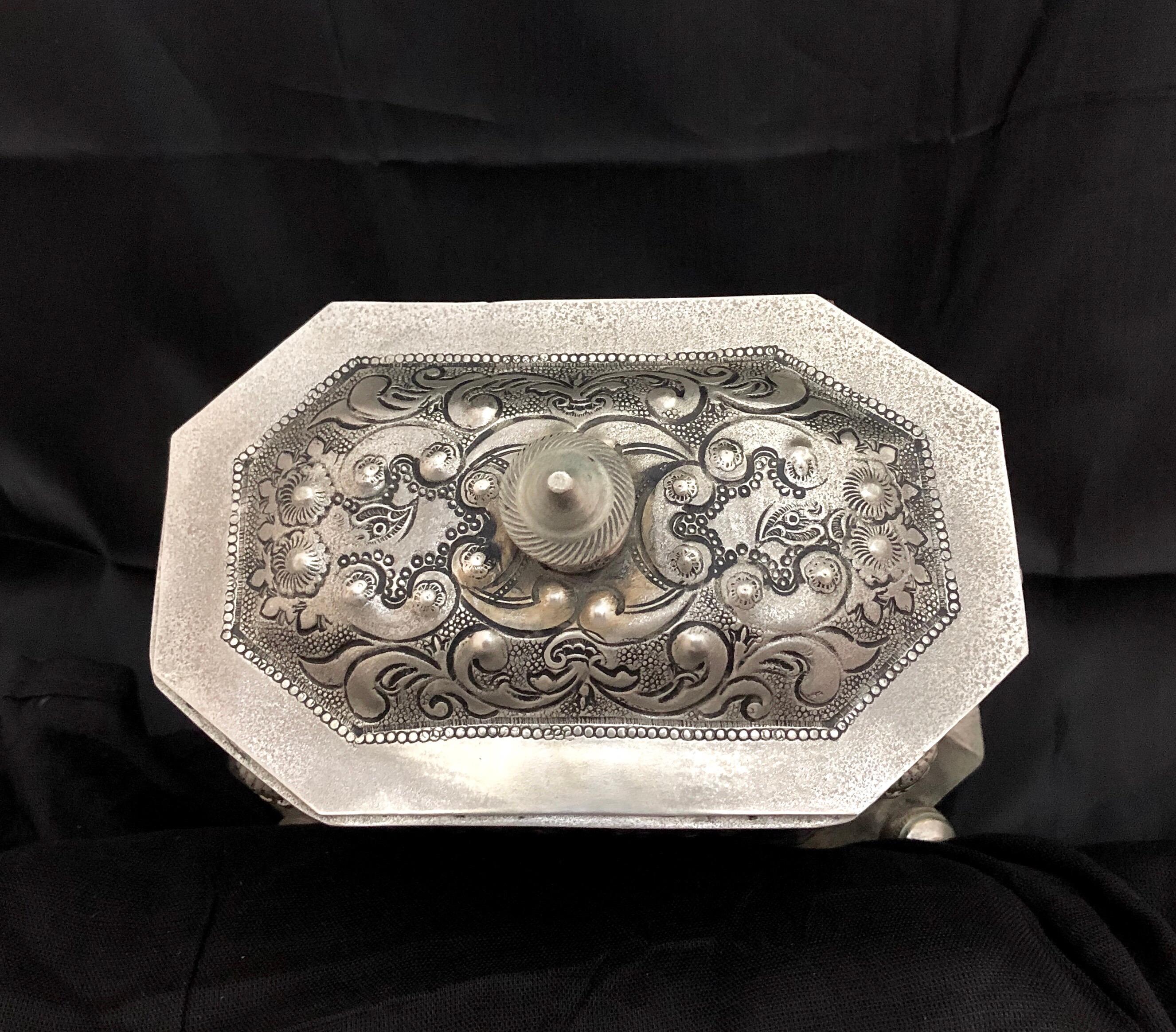 Early 20th Century Moroccan Silver Tea Box with Repousse & Engraving, Stamped For Sale 2