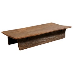 Lit de repos en bois sculpté Naga du début du 20e siècle - fait aussi une excellente table basse