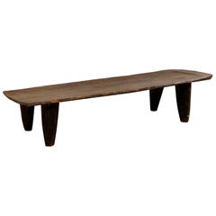 Lit de jour ou banc en bois sculpté Naga du début du 20e siècle ou table basse unique