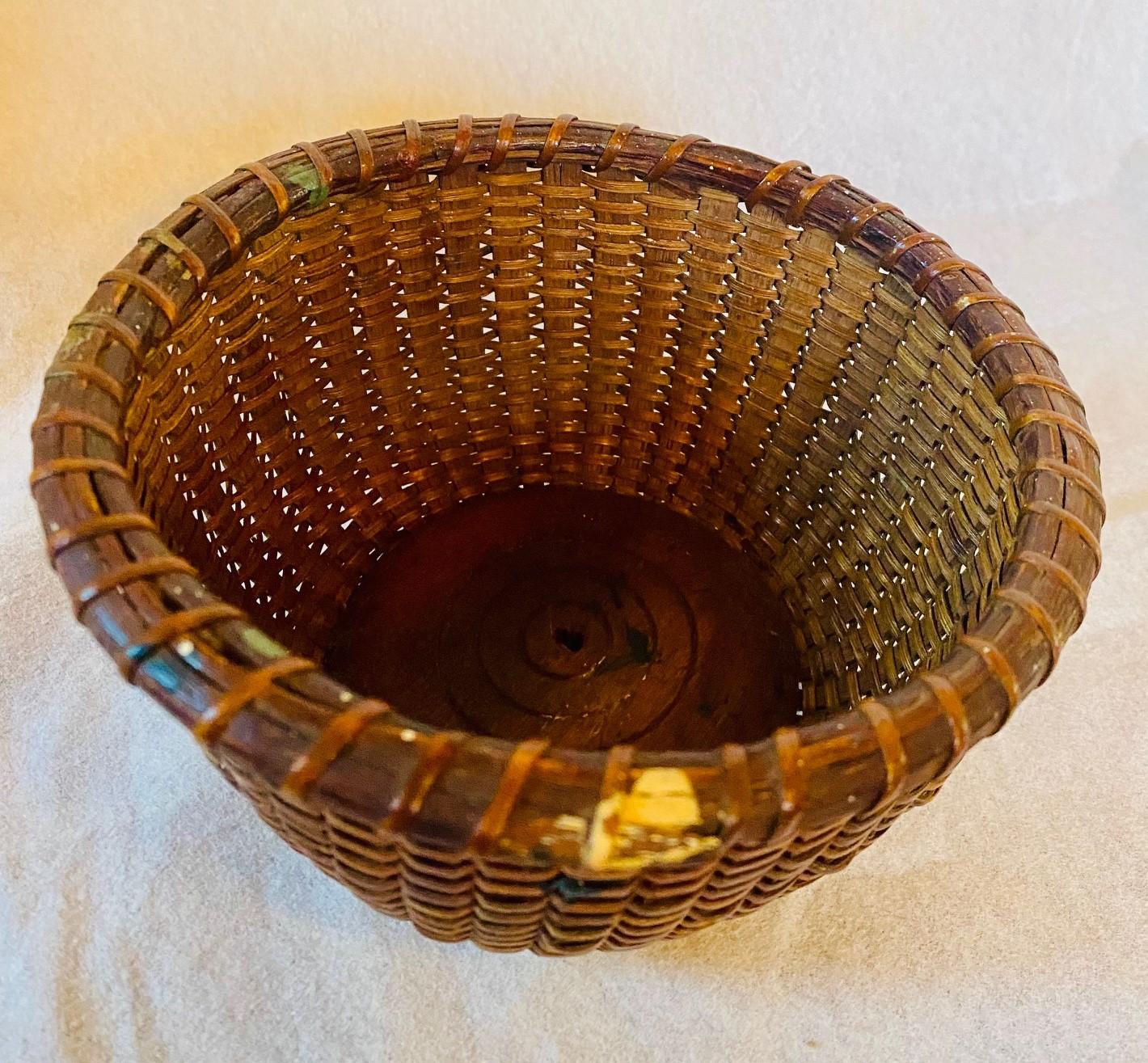 Hand-Crafted Early 20th Century Nantucket Basket Attributed to the Coffin School, circa 1910