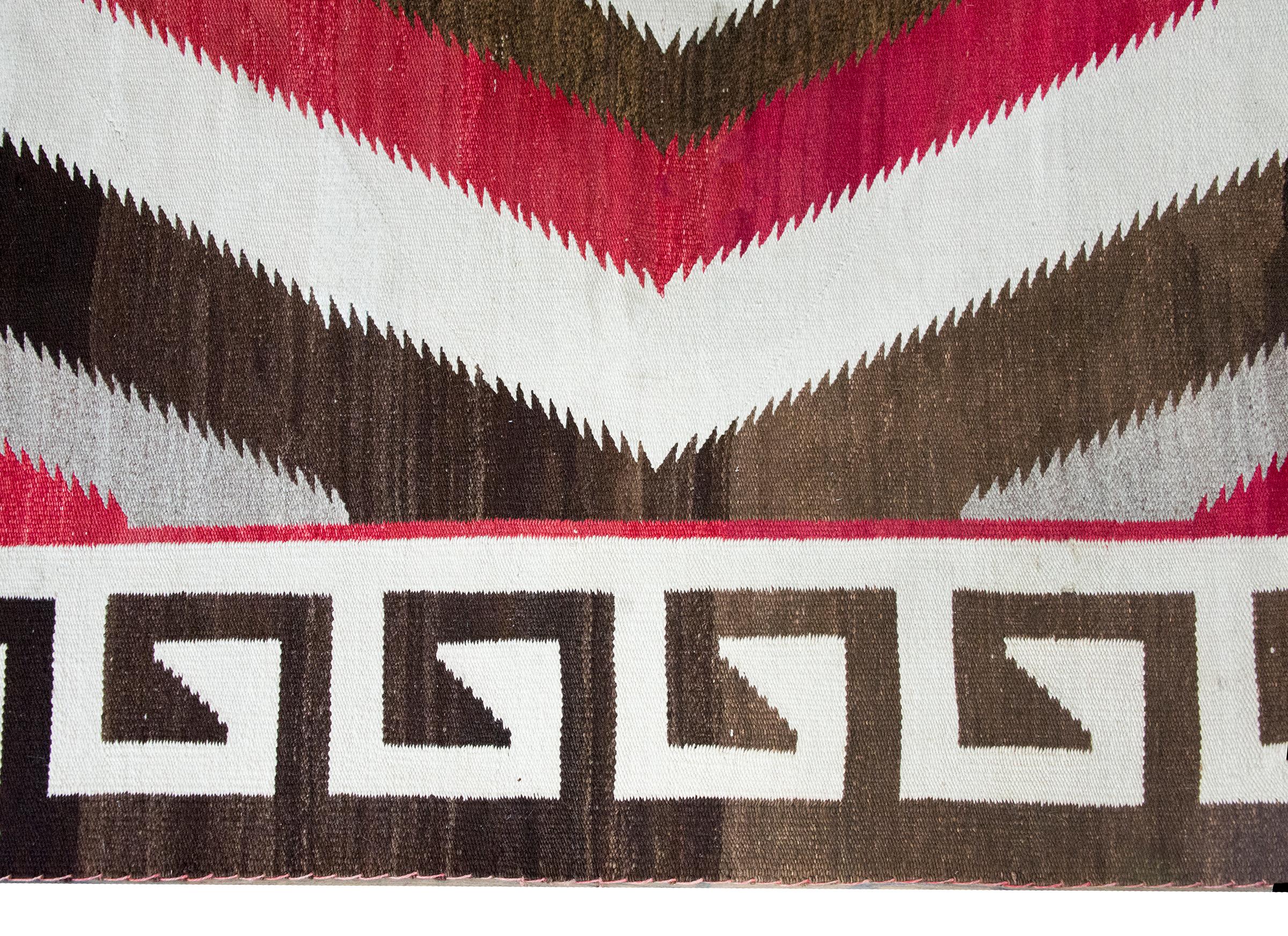 Navajo-Teppich der amerikanischen Ureinwohner aus dem frühen 20. (Handgewebt) im Angebot