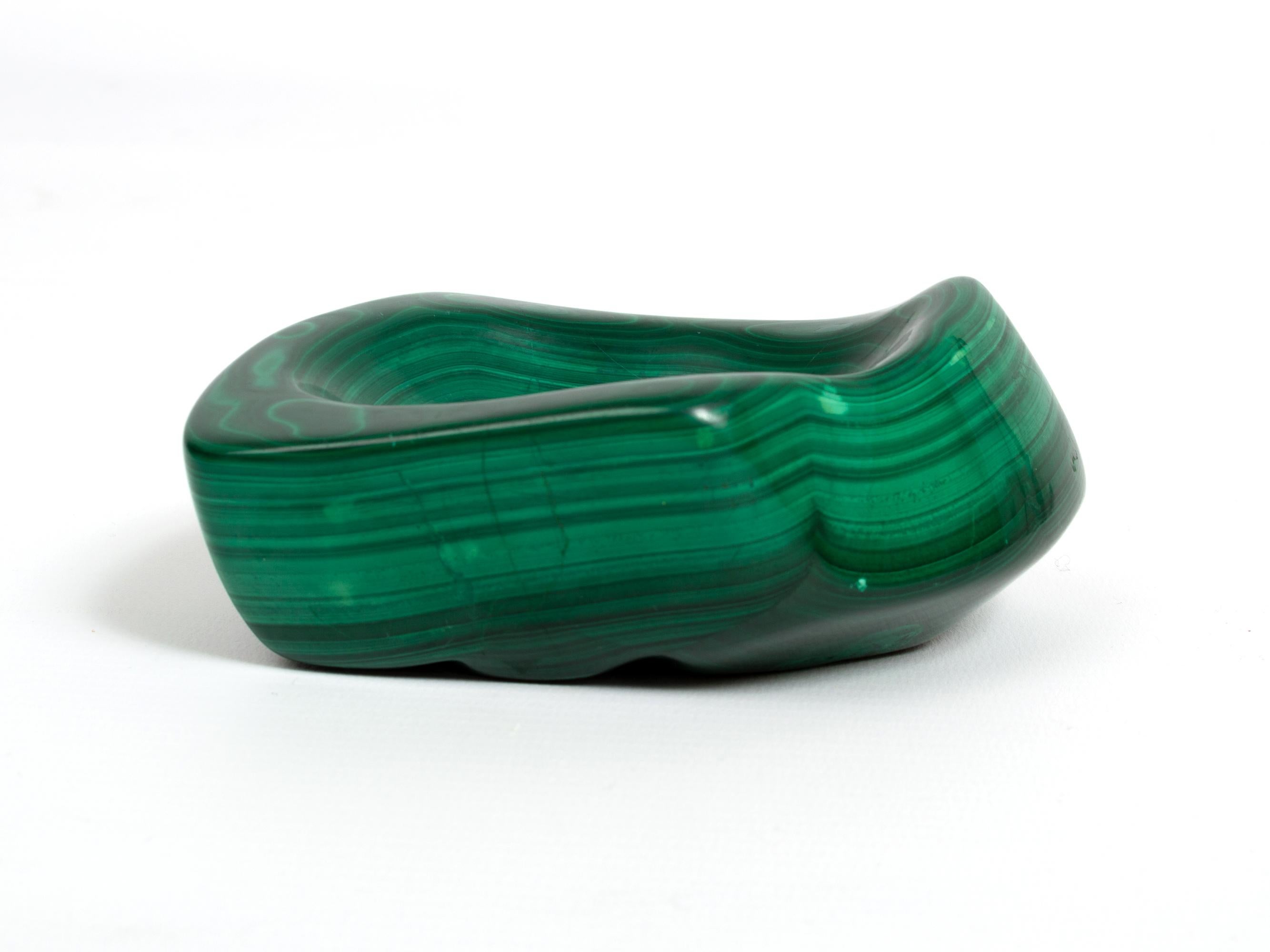 An early 20th century natural green solid malachite trinket jewelry dish.
In very good vintage condition commensurate of age.
  