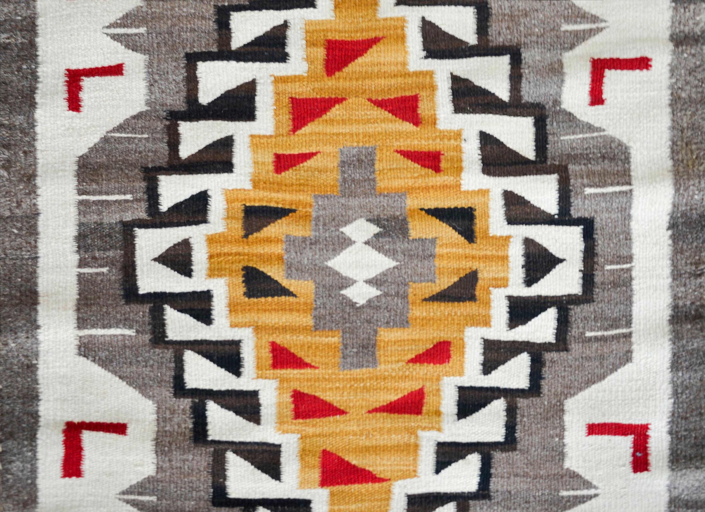 Early 20th Century Navajo Rug In Good Condition For Sale In Chicago, IL