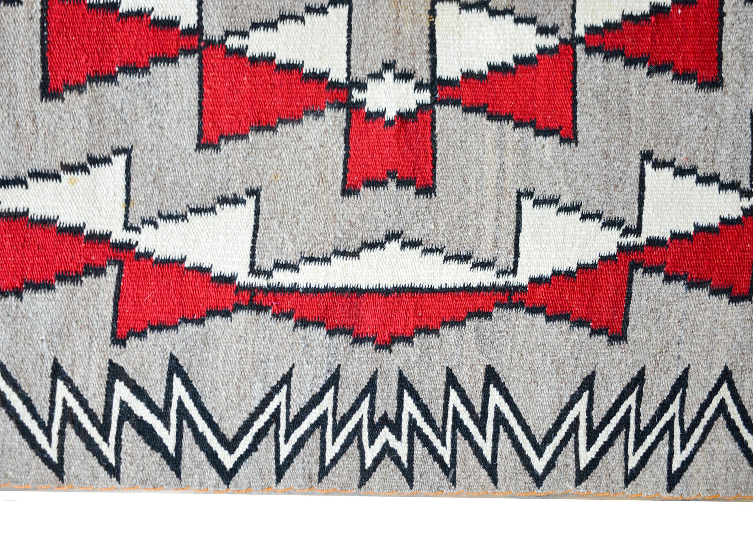 Early 20th Century Navajo Rug In Good Condition For Sale In Chicago, IL