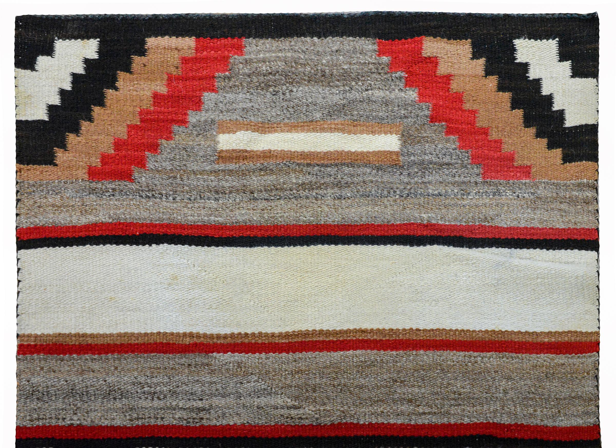 Navajo-Teppich des frühen 20. Jahrhunderts (Mitte des 20. Jahrhunderts) im Angebot