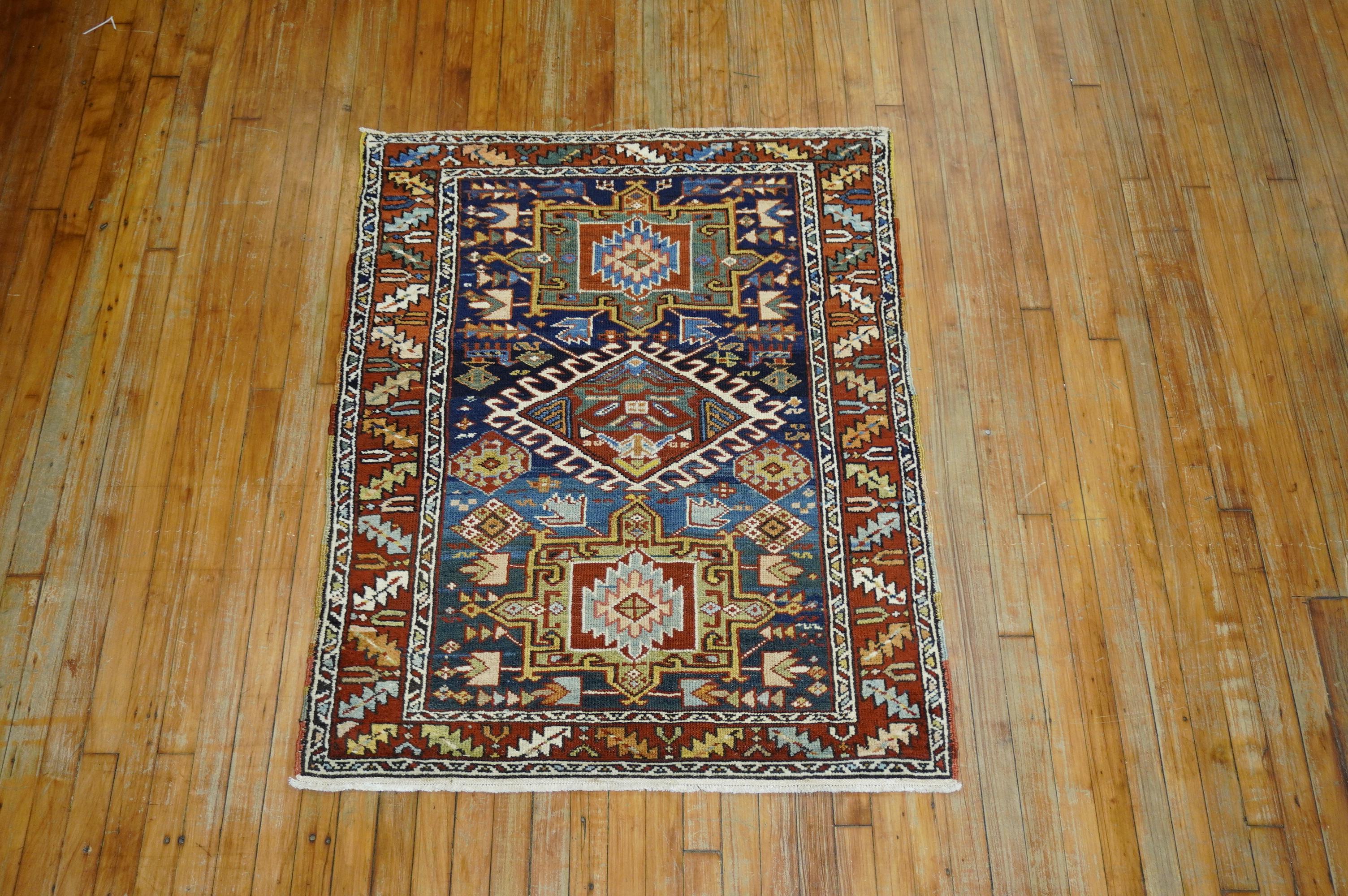 Début du 20e siècle Marine Ground Scatter Size Persian Oriental Heriz Rug Excellent état - En vente à New York, NY