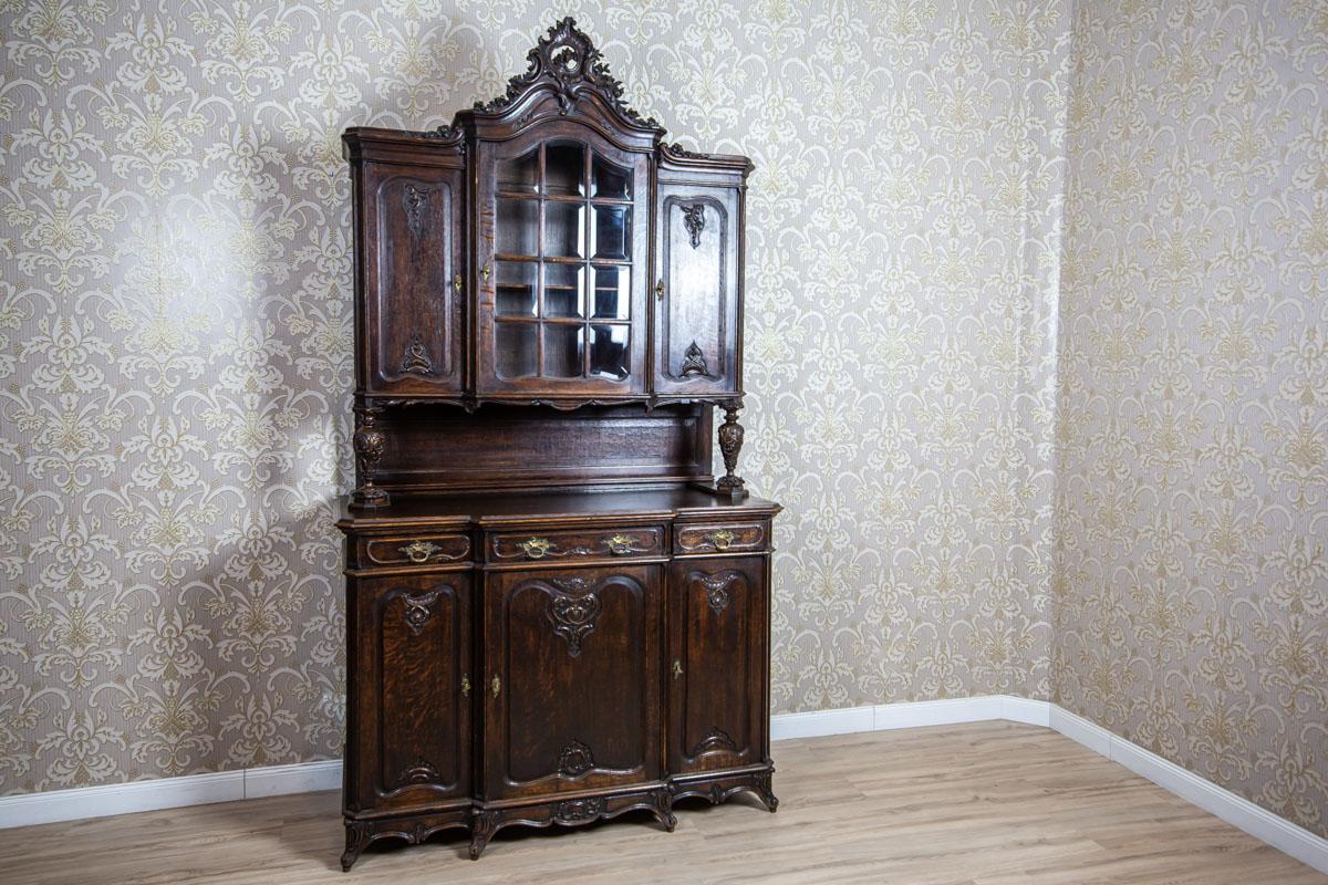 Early 20th-Century Neo-Rococo Oak Buffet in Dark Brown

We present you a solid oak buffet from Q1 of the 20th century. This piece of furniture is composed of a base with three leaves, including the middle one advanced in the avant-corps manner, and