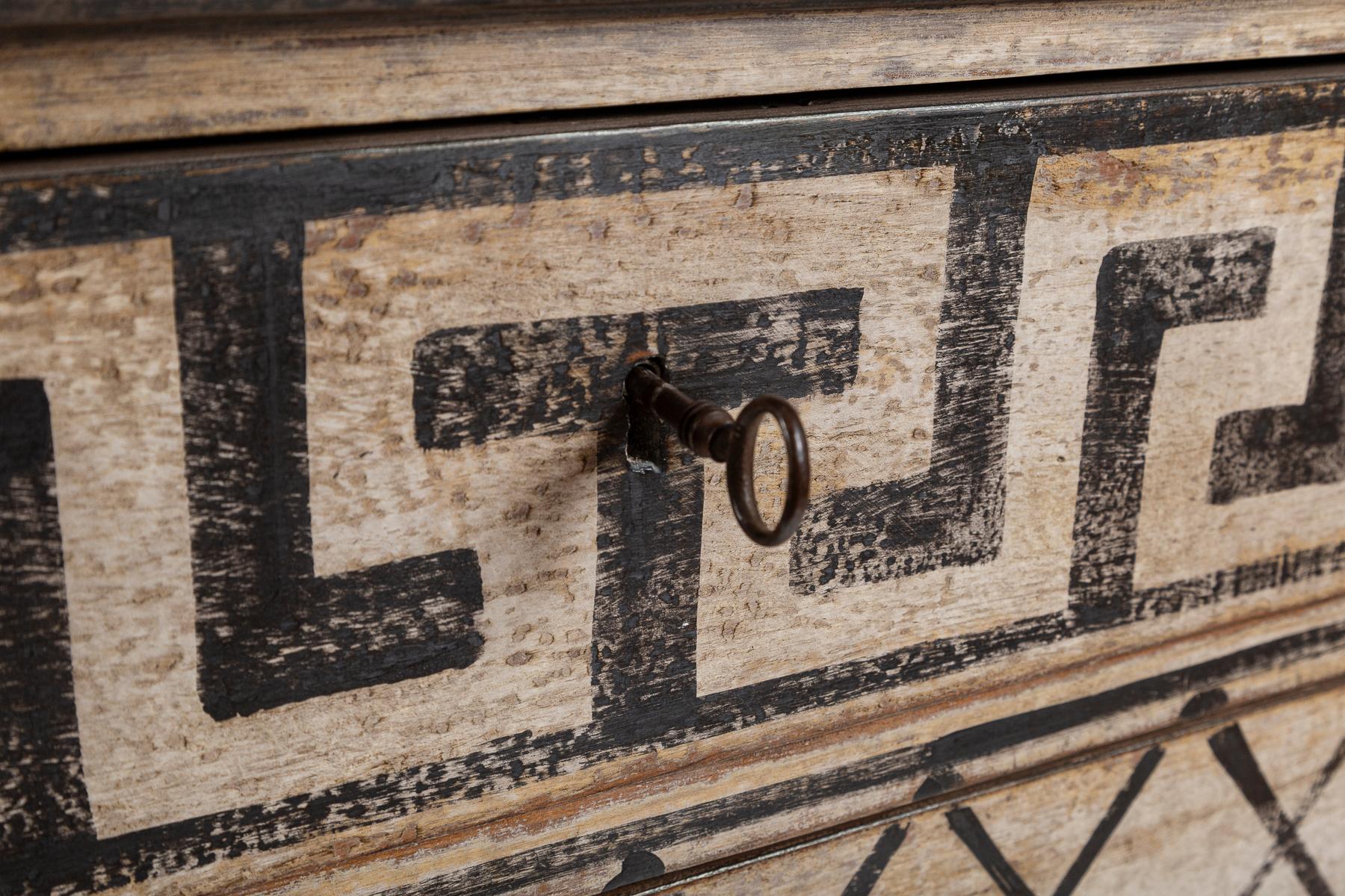 Pino Cassettiera dipinta di fine Ottocento in stile neoclassico in vendita